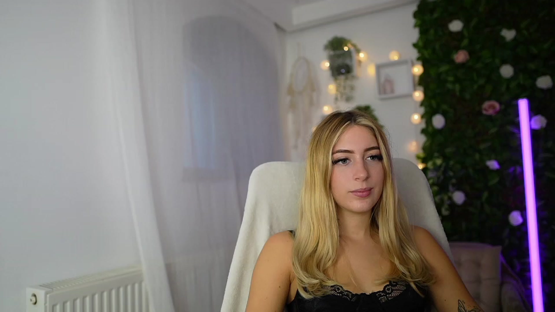 Gallery image thumbnail from Tina_Nappi18's myfreecams stream on, 09/19/2023, 15:32 image 4 of 20