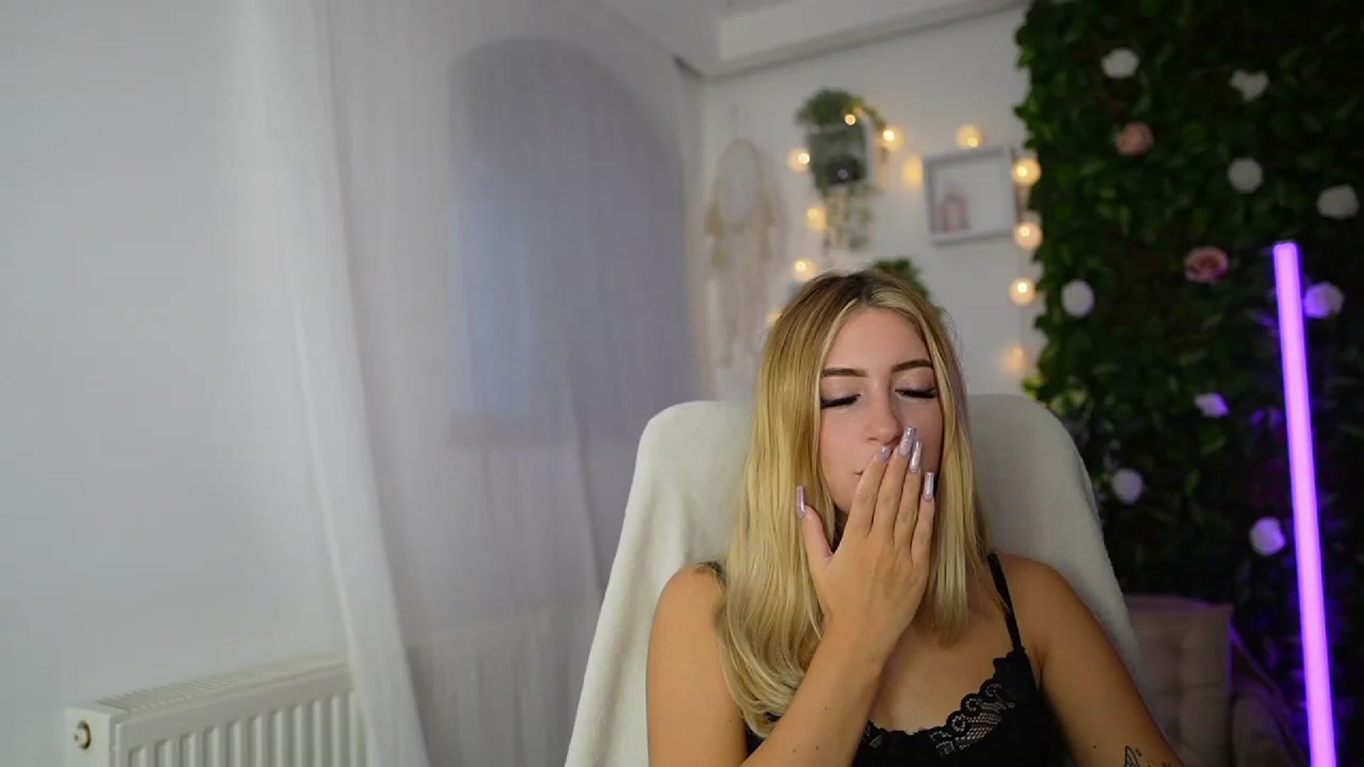 Gallery image thumbnail from Tina_Nappi18's myfreecams stream on, 09/19/2023, 15:32 image 9 of 20