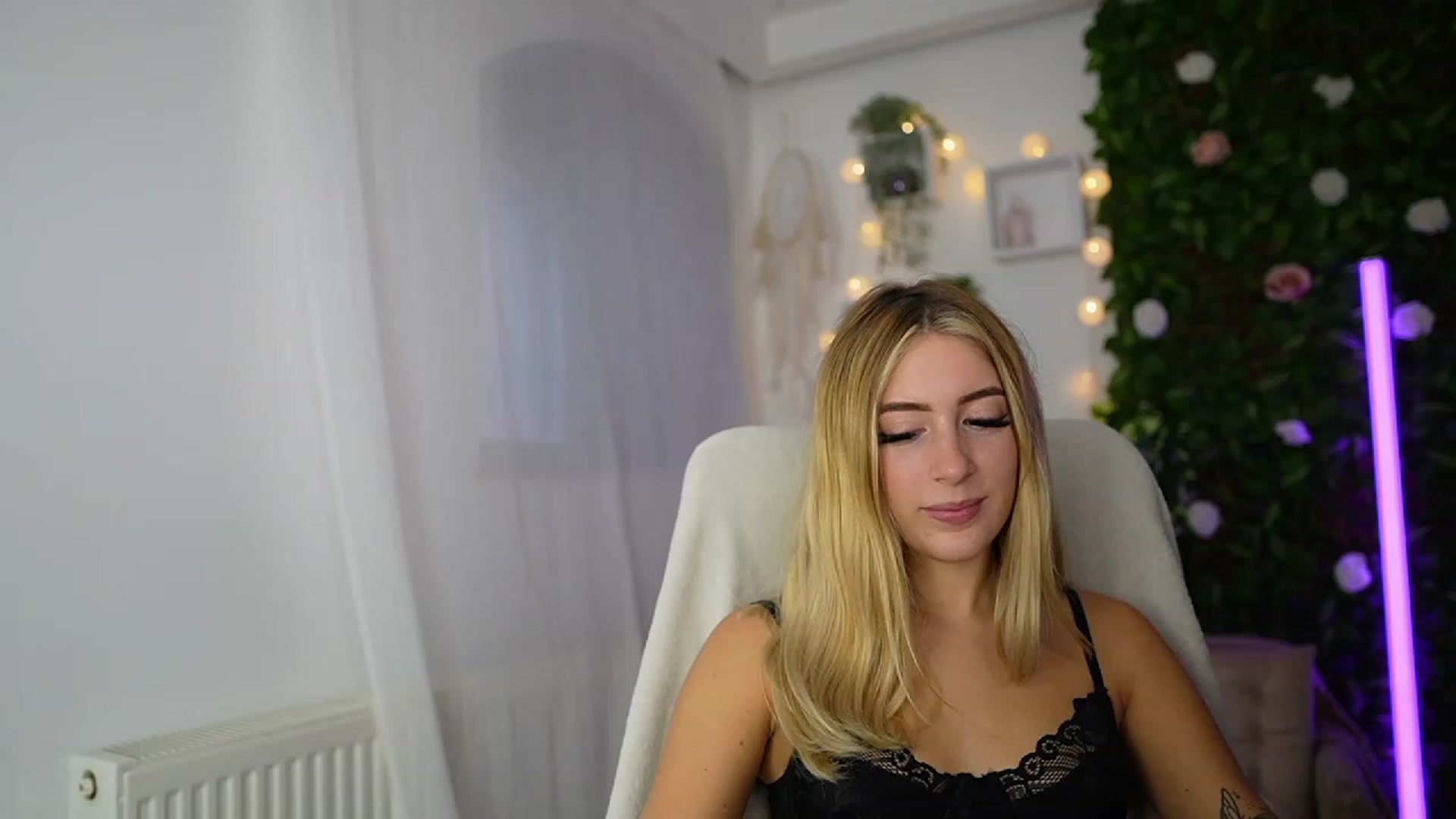 Gallery image thumbnail from Tina_Nappi18's myfreecams stream on, 09/19/2023, 15:32 image 6 of 20