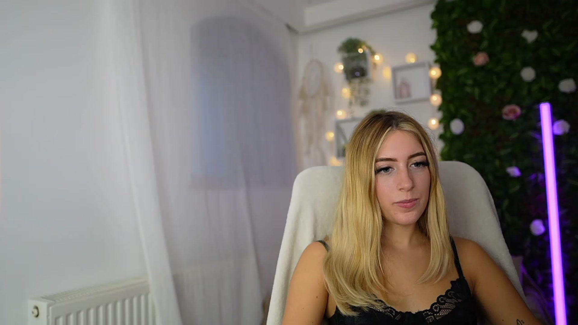 Gallery image thumbnail from Tina_Nappi18's myfreecams stream on, 09/19/2023, 15:32 image 19 of 20