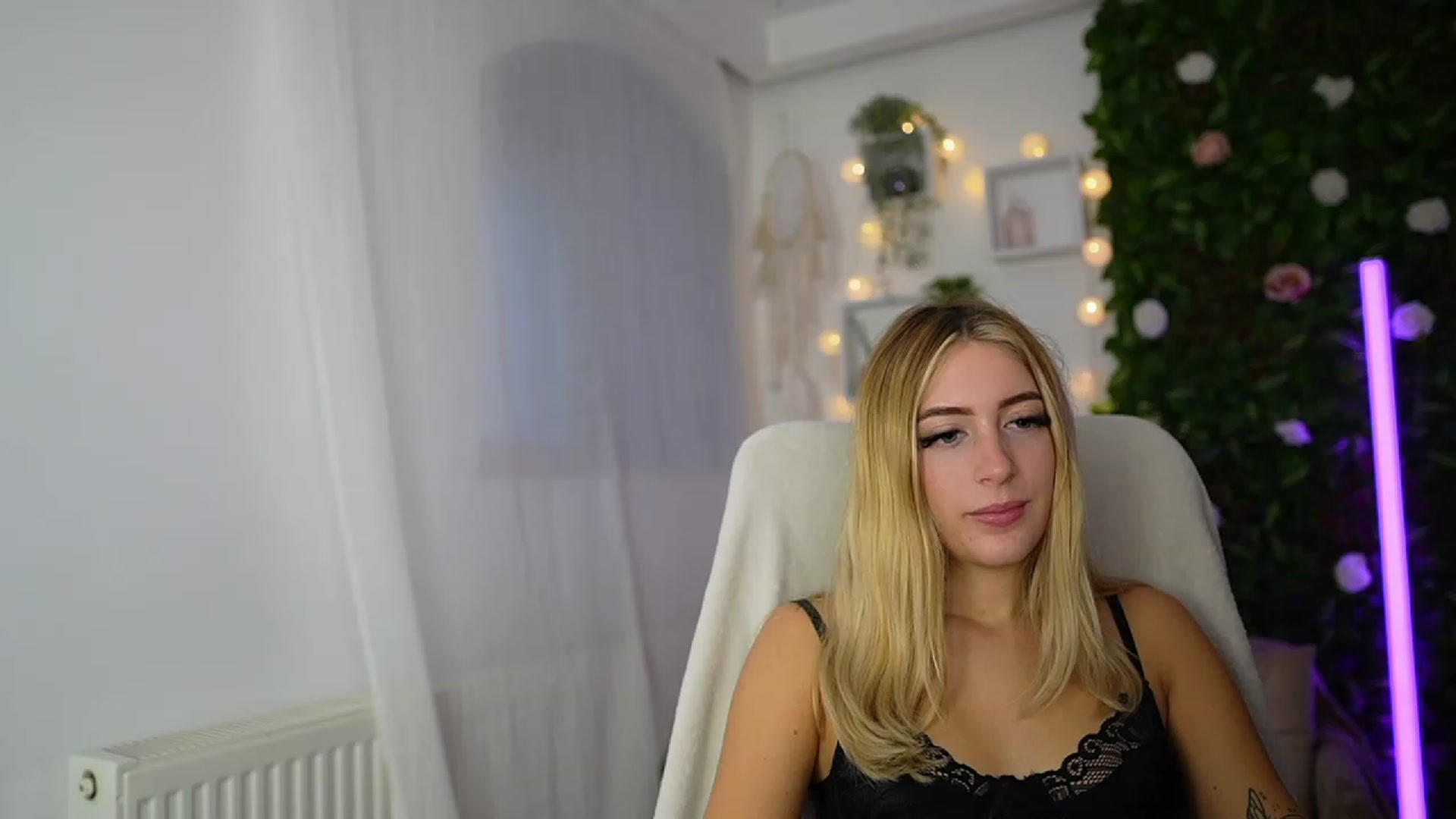 Gallery image thumbnail from Tina_Nappi18's myfreecams stream on, 09/19/2023, 15:32 image 16 of 20