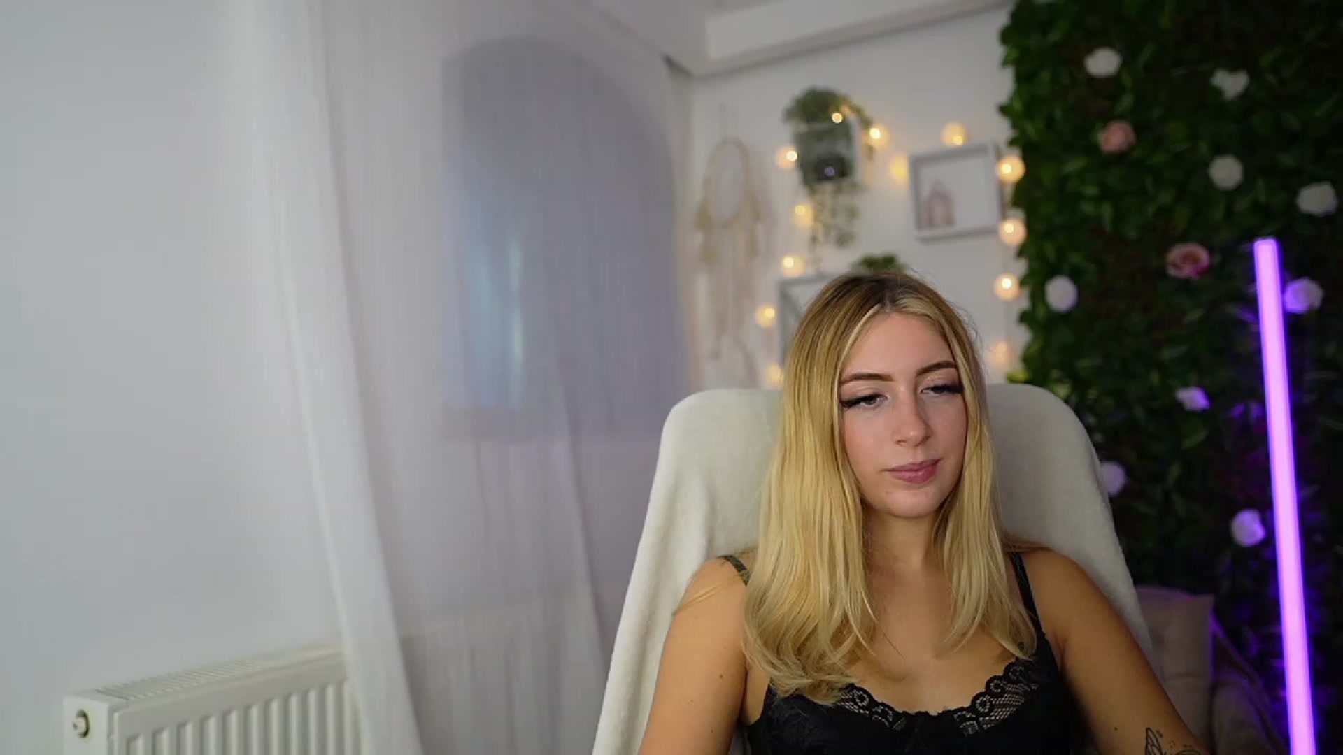 Gallery image thumbnail from Tina_Nappi18's myfreecams stream on, 09/19/2023, 15:32 image 12 of 20