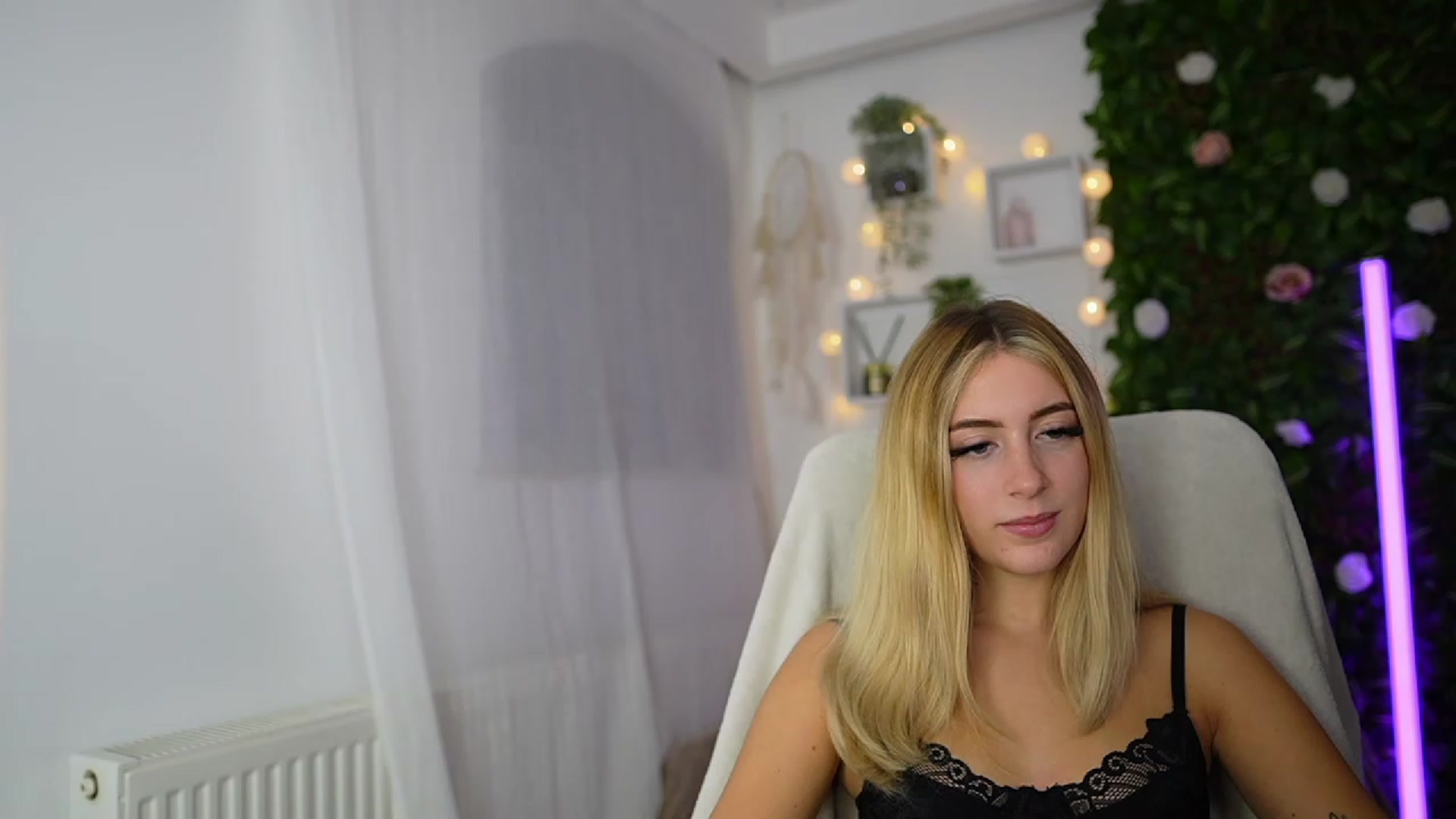 Gallery image thumbnail from Tina_Nappi18's myfreecams stream on, 09/19/2023, 16:50 image 17 of 20