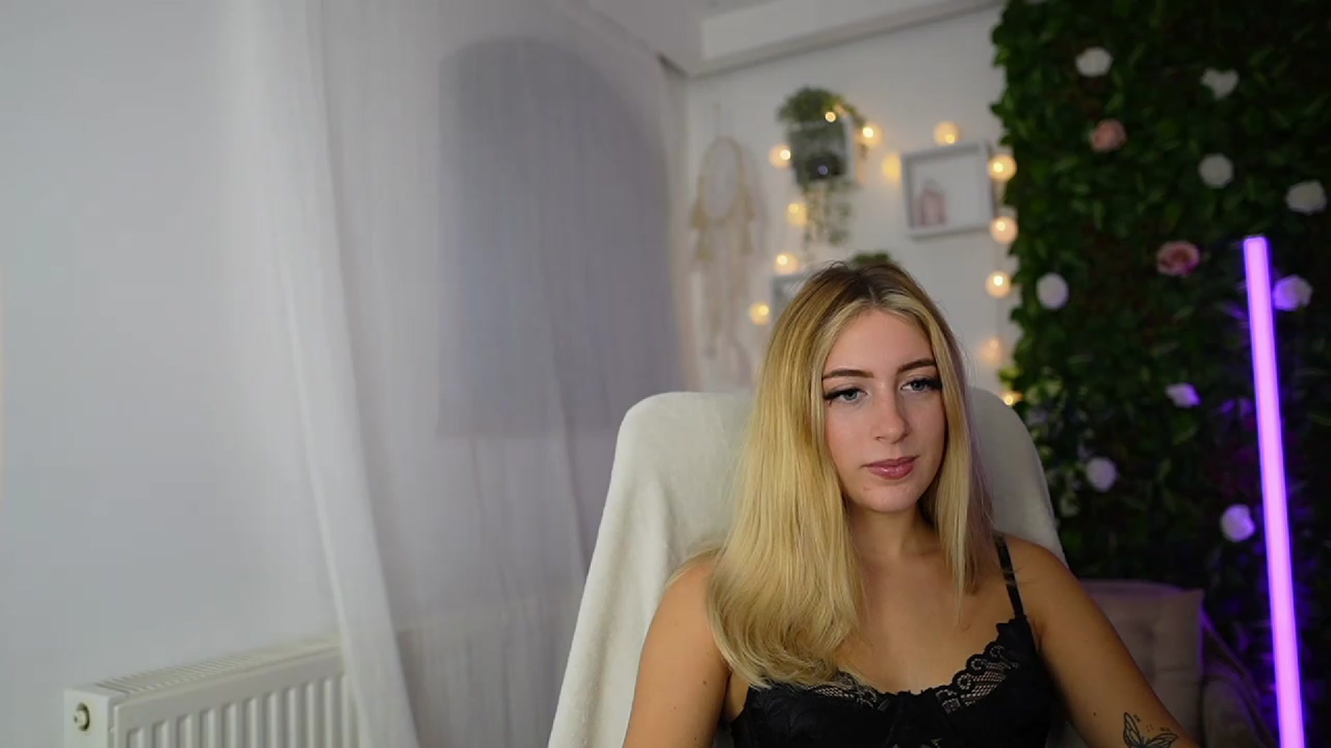 Gallery image thumbnail from Tina_Nappi18's myfreecams stream on, 09/19/2023, 16:50 image 4 of 20
