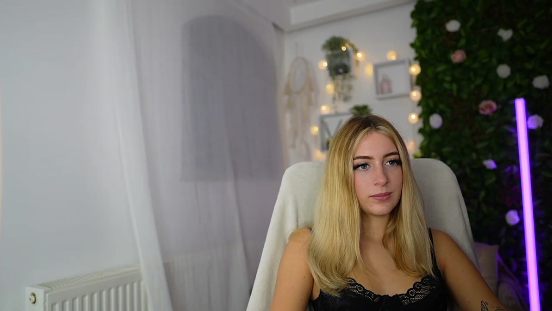 Gallery image thumbnail from Tina_Nappi18's myfreecams stream on, 09/19/2023, 16:50 image 20 of 20