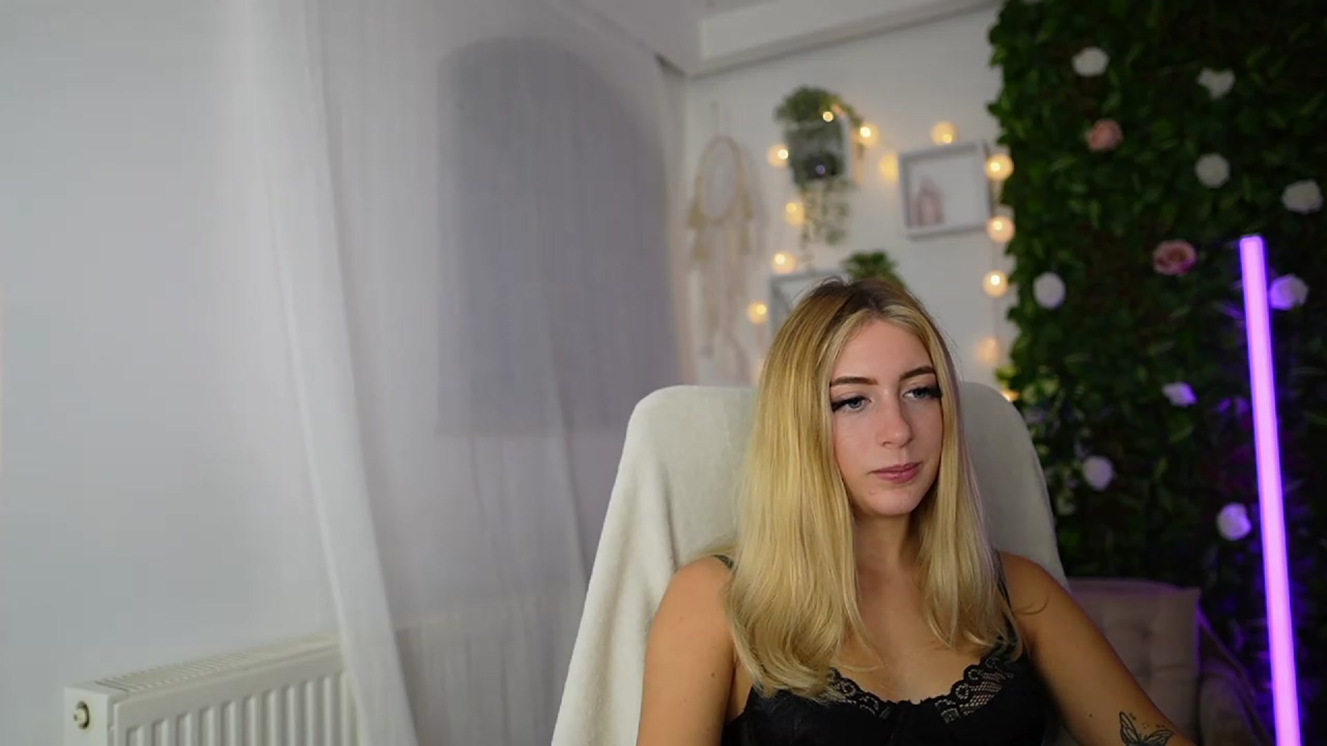 Gallery image thumbnail from Tina_Nappi18's myfreecams stream on, 09/19/2023, 16:50 image 12 of 20