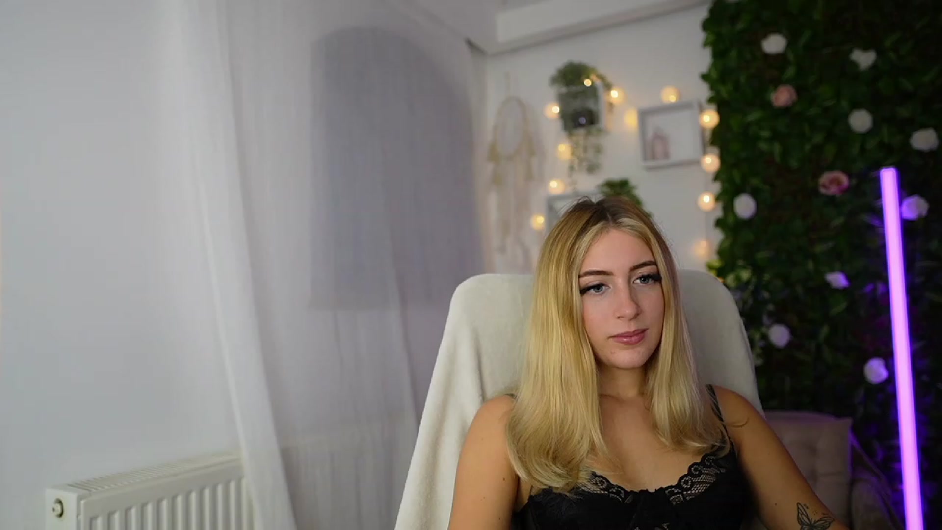 Gallery image thumbnail from Tina_Nappi18's myfreecams stream on, 09/19/2023, 16:50 image 10 of 20