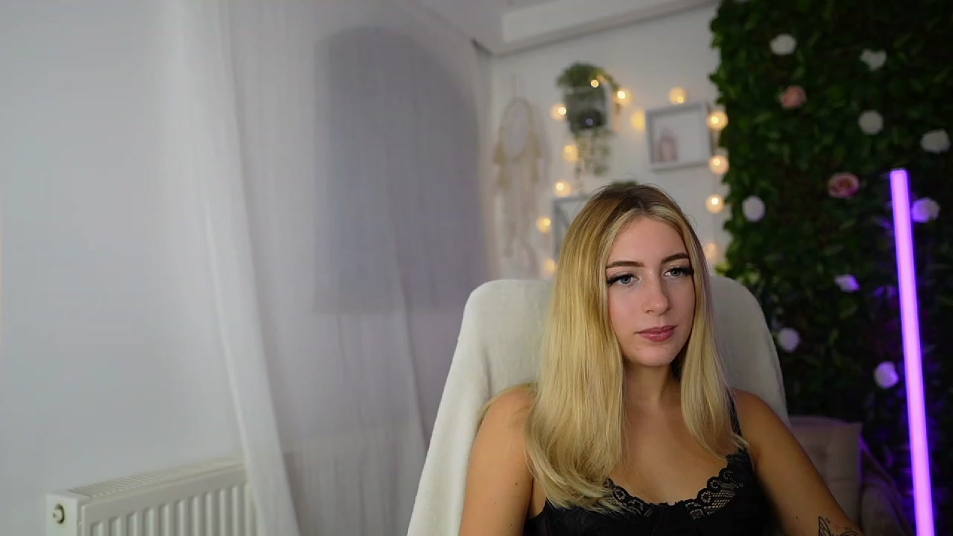 Gallery image thumbnail from Tina_Nappi18's myfreecams stream on, 09/19/2023, 16:50 image 6 of 20