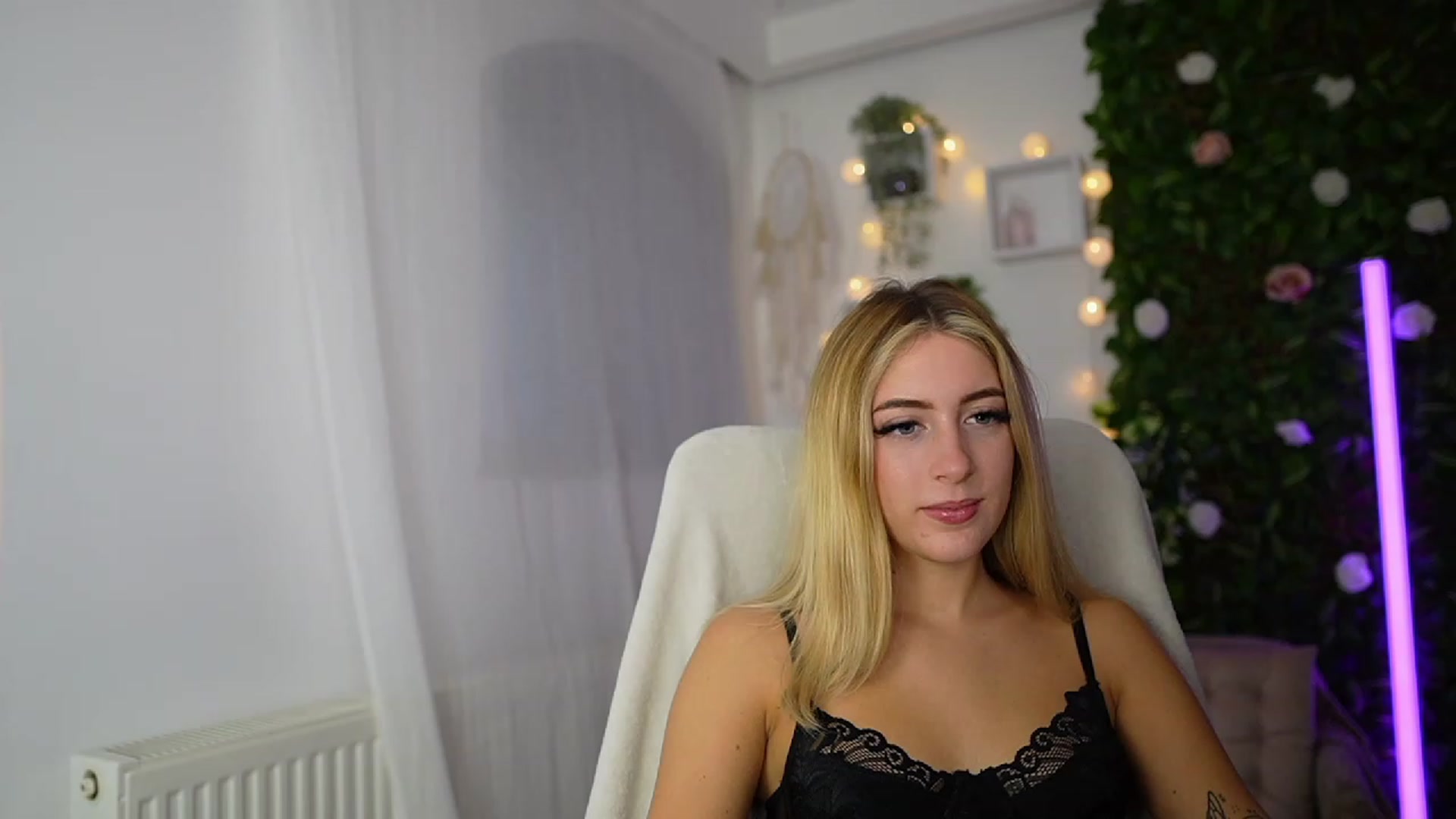 Gallery image thumbnail from Tina_Nappi18's myfreecams stream on, 09/19/2023, 16:50 image 1 of 20