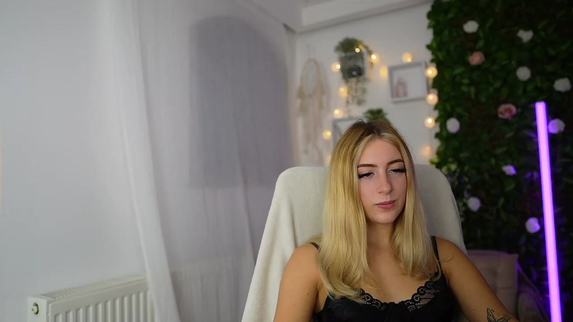 Gallery image thumbnail from Tina_Nappi18's myfreecams stream on, 09/19/2023, 16:50 image 14 of 20