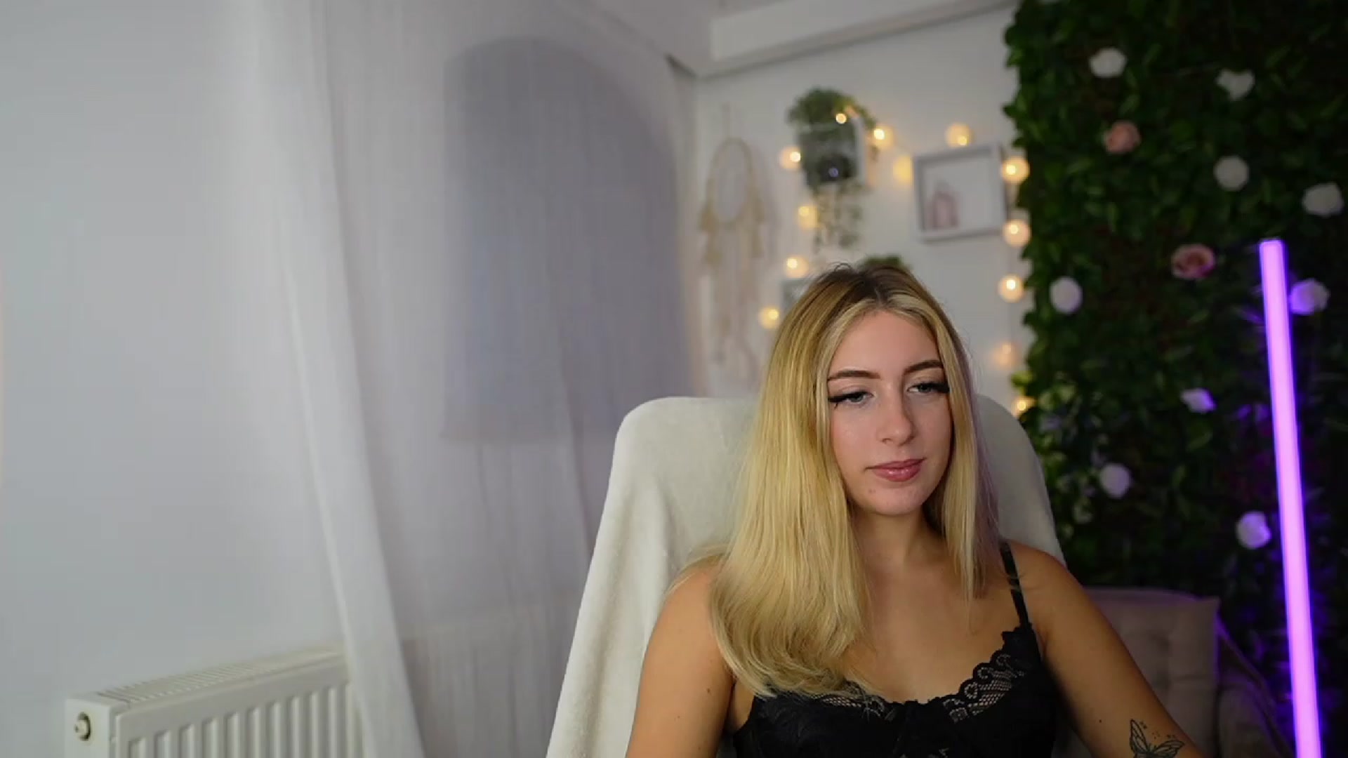 Gallery image thumbnail from Tina_Nappi18's myfreecams stream on, 09/19/2023, 16:50 image 3 of 20