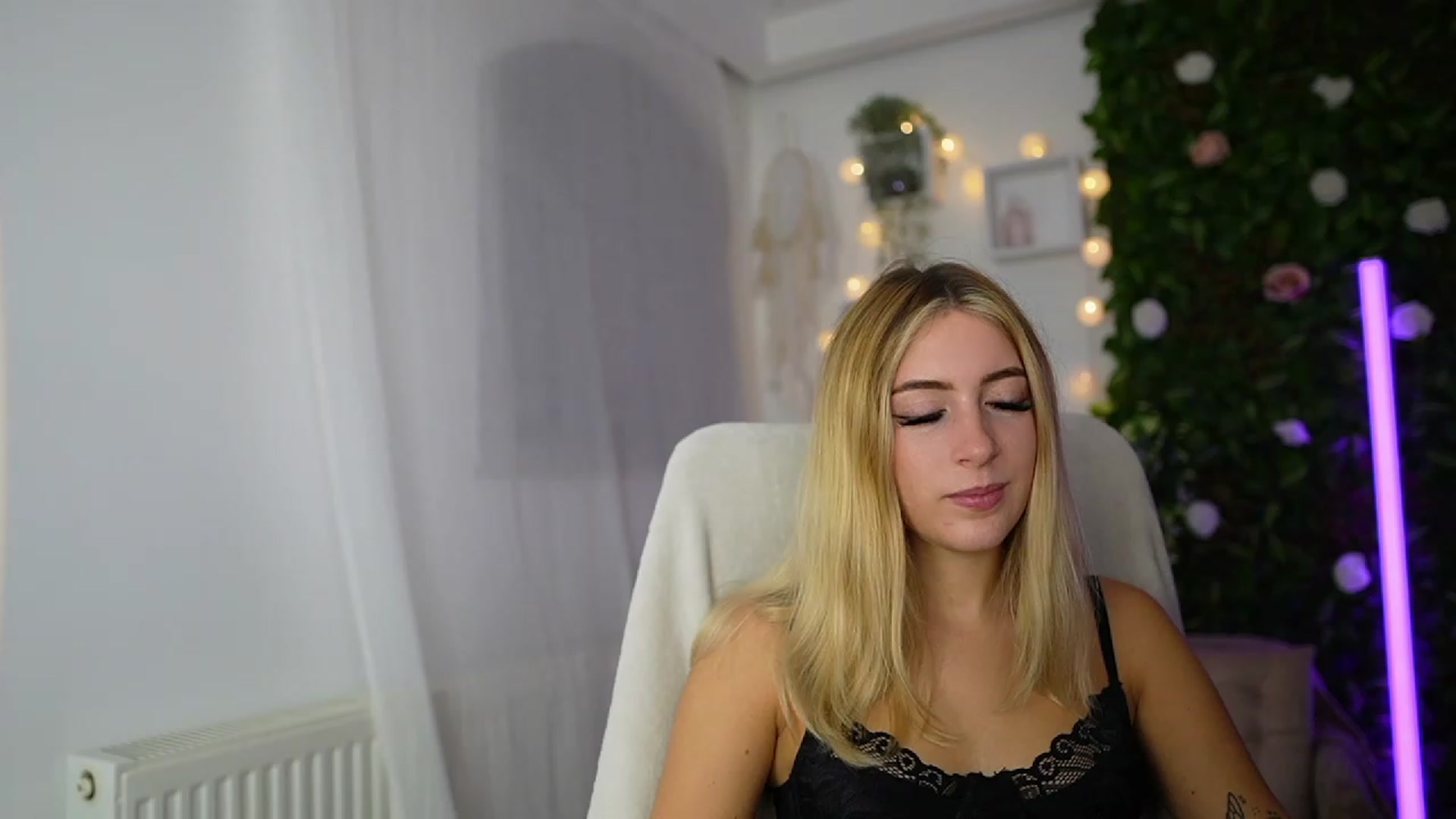 Gallery image thumbnail from Tina_Nappi18's myfreecams stream on, 09/19/2023, 17:19 image 14 of 20