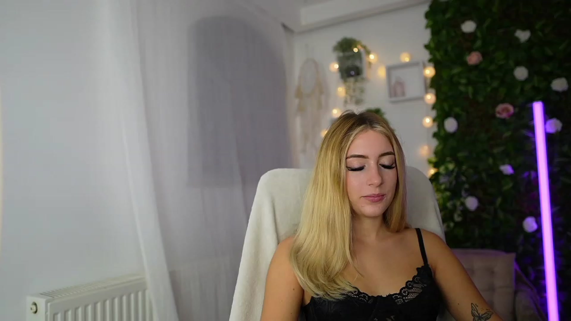 Gallery image thumbnail from Tina_Nappi18's myfreecams stream on, 09/19/2023, 17:19 image 18 of 20
