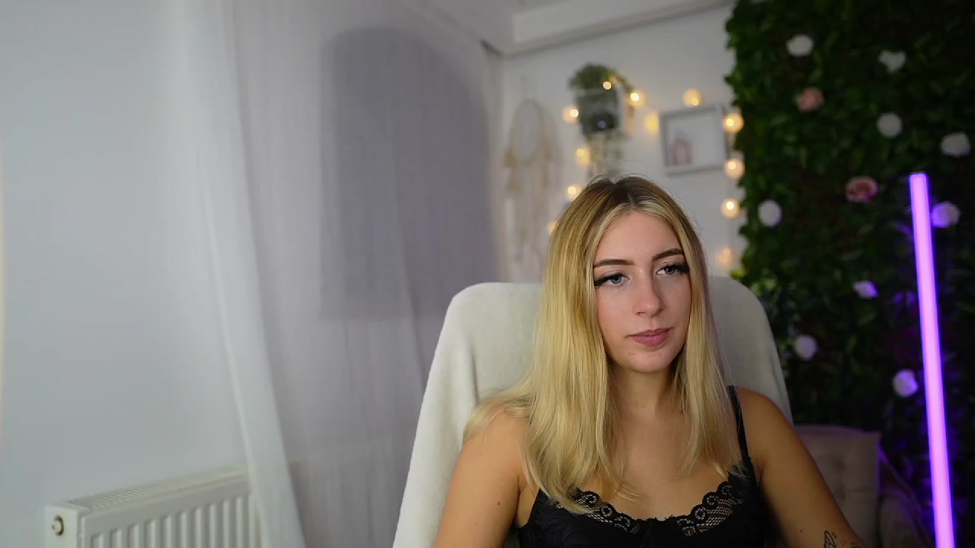 Gallery image thumbnail from Tina_Nappi18's myfreecams stream on, 09/19/2023, 17:19 image 13 of 20