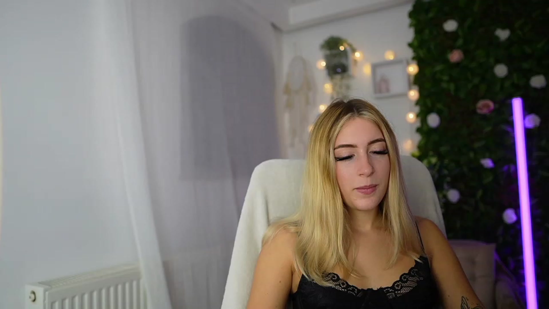 Gallery image thumbnail from Tina_Nappi18's myfreecams stream on, 09/19/2023, 17:19 image 7 of 20