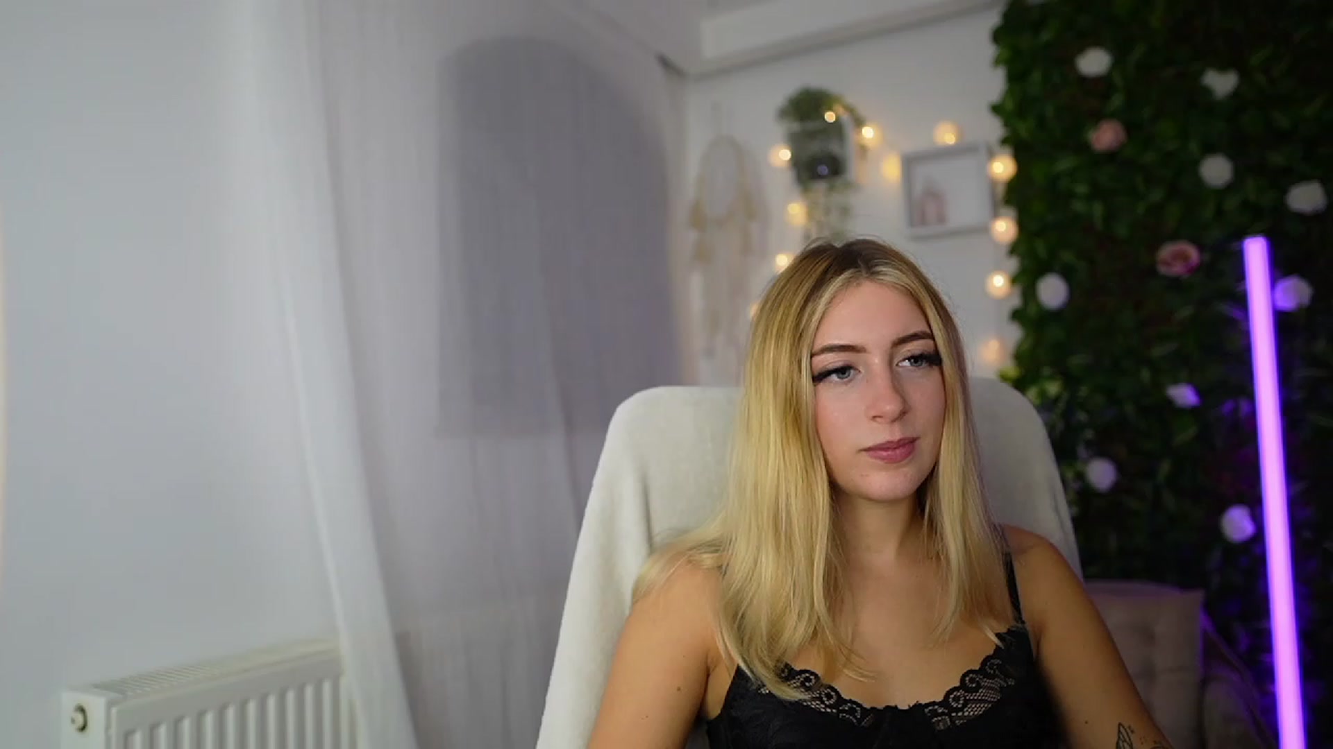 Gallery image thumbnail from Tina_Nappi18's myfreecams stream on, 09/19/2023, 17:19 image 8 of 20