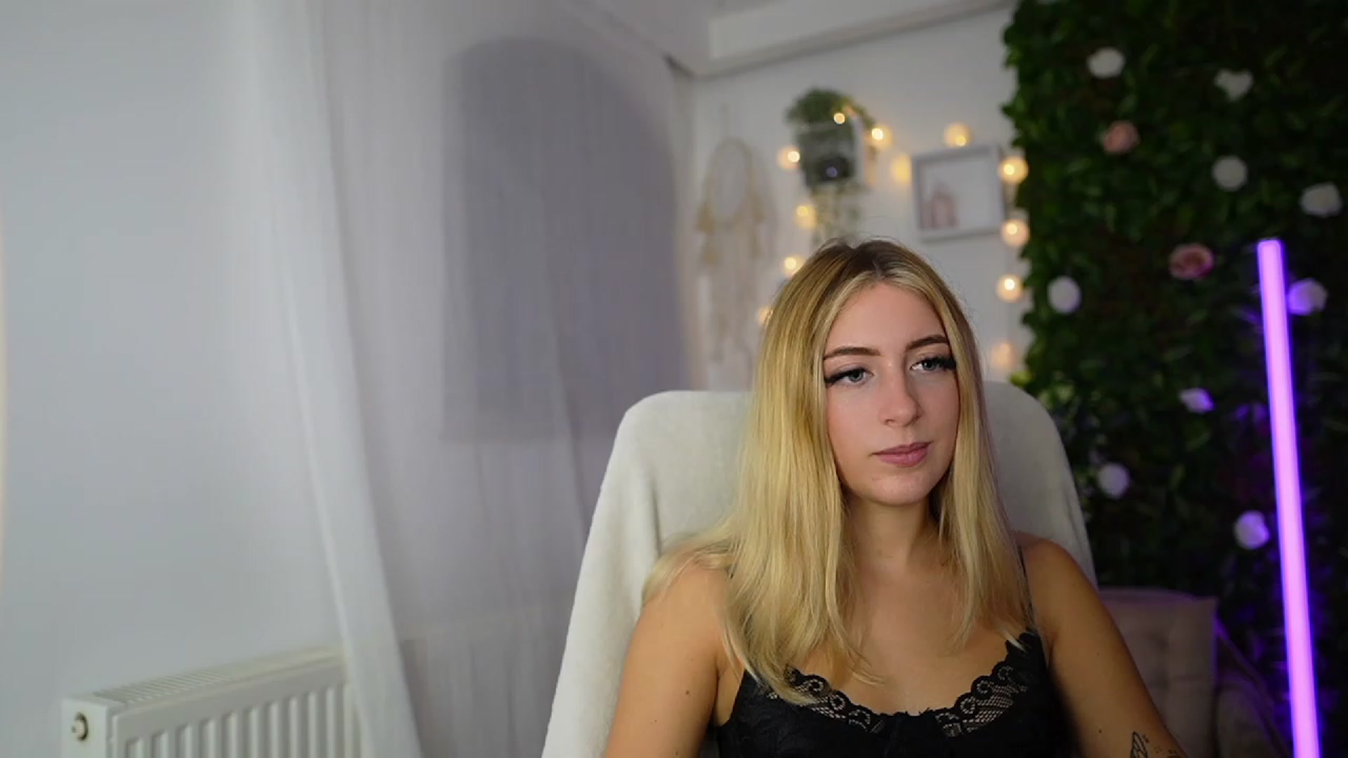 Gallery image thumbnail from Tina_Nappi18's myfreecams stream on, 09/19/2023, 17:19 image 5 of 20