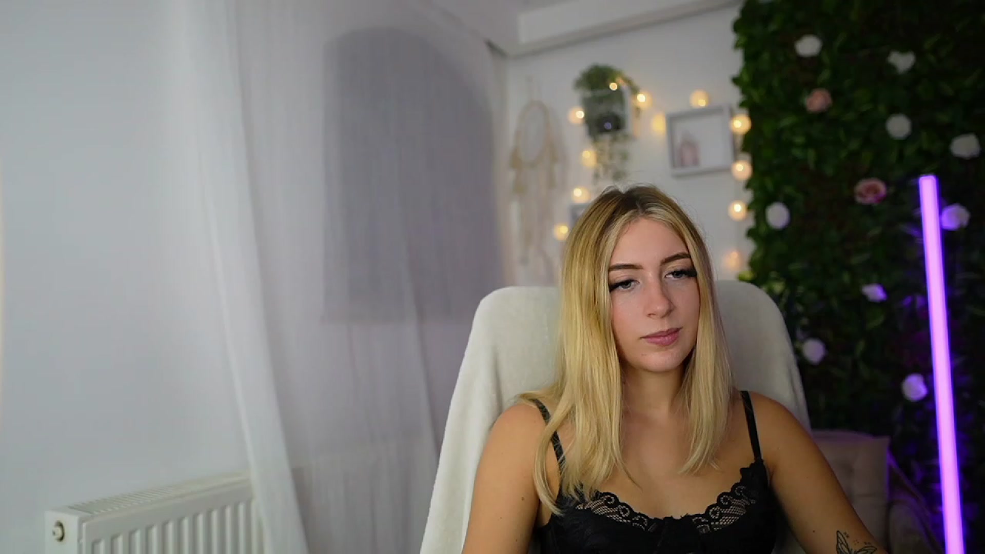 Gallery image thumbnail from Tina_Nappi18's myfreecams stream on, 09/19/2023, 17:19 image 2 of 20