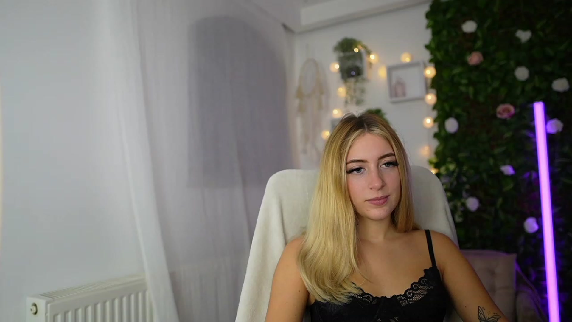 Gallery image thumbnail from Tina_Nappi18's myfreecams stream on, 09/19/2023, 17:19 image 19 of 20