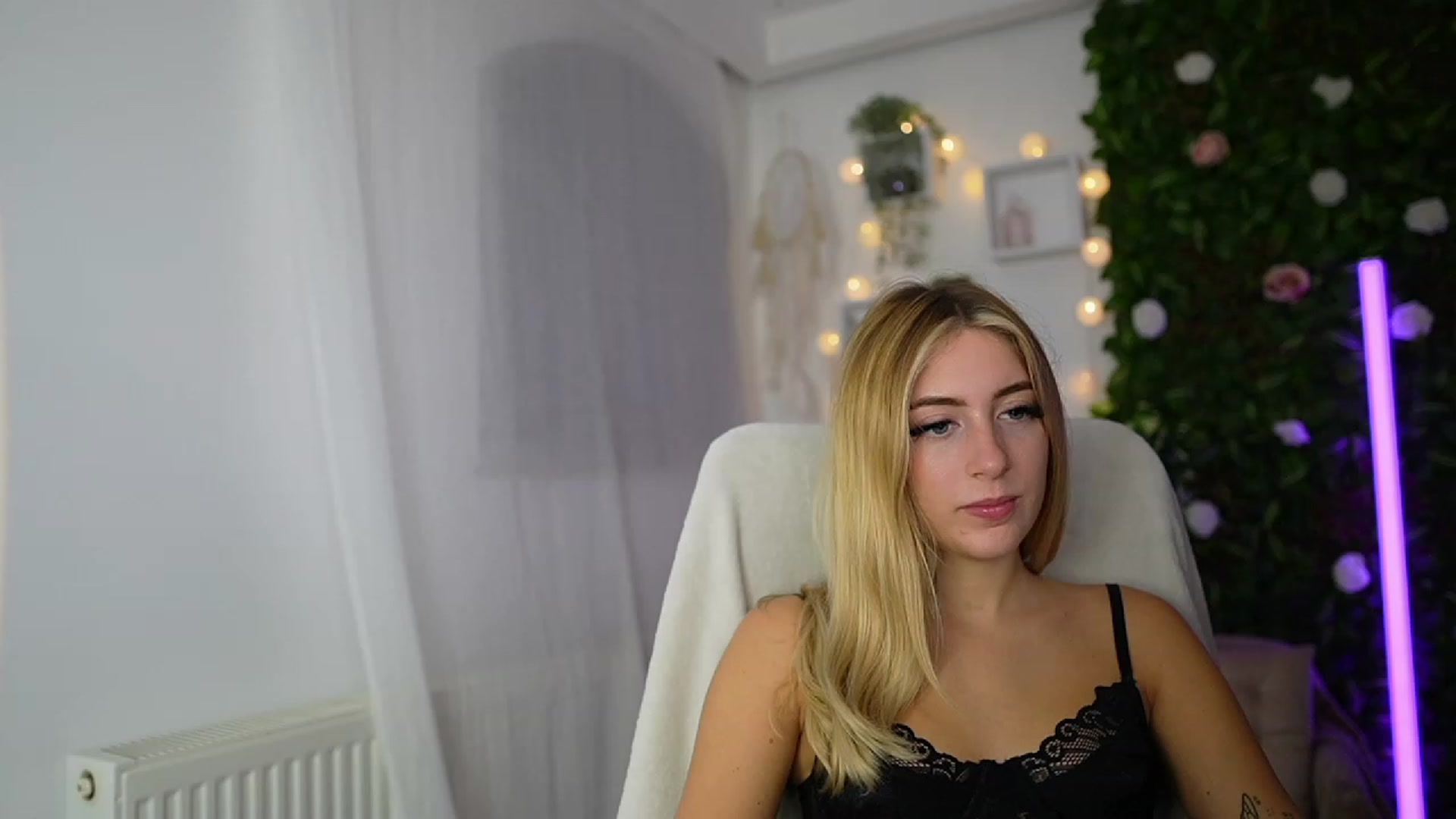 Gallery image thumbnail from Tina_Nappi18's myfreecams stream on, 09/19/2023, 17:49 image 2 of 20