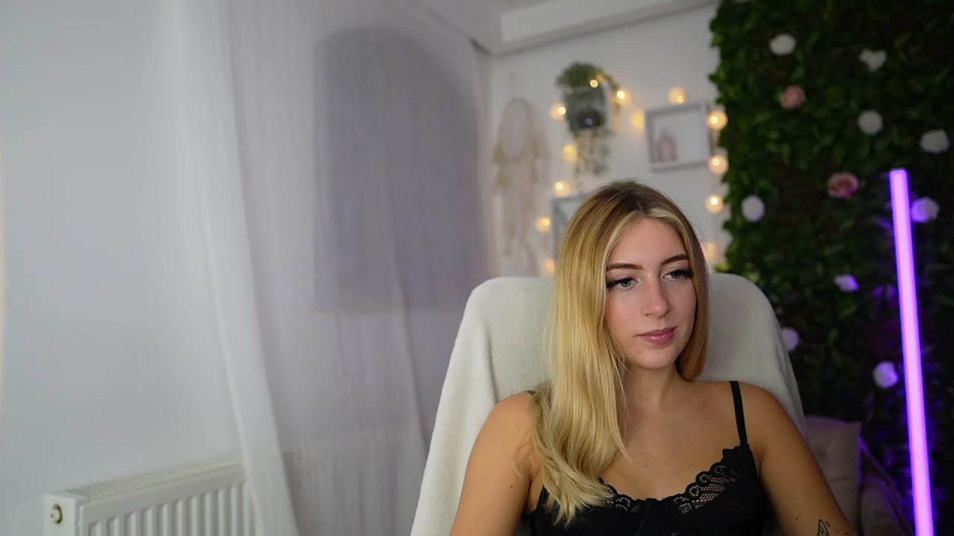 Gallery image thumbnail from Tina_Nappi18's myfreecams stream on, 09/19/2023, 17:49 image 7 of 20