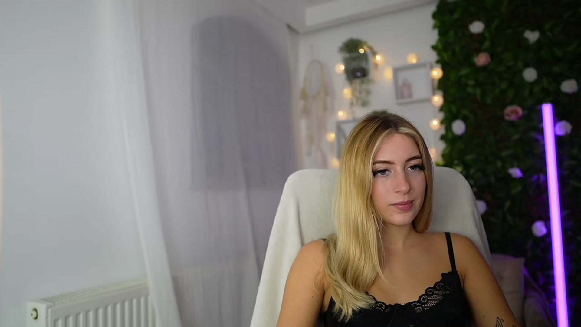 Gallery image thumbnail from Tina_Nappi18's myfreecams stream on, 09/19/2023, 17:49 image 10 of 20
