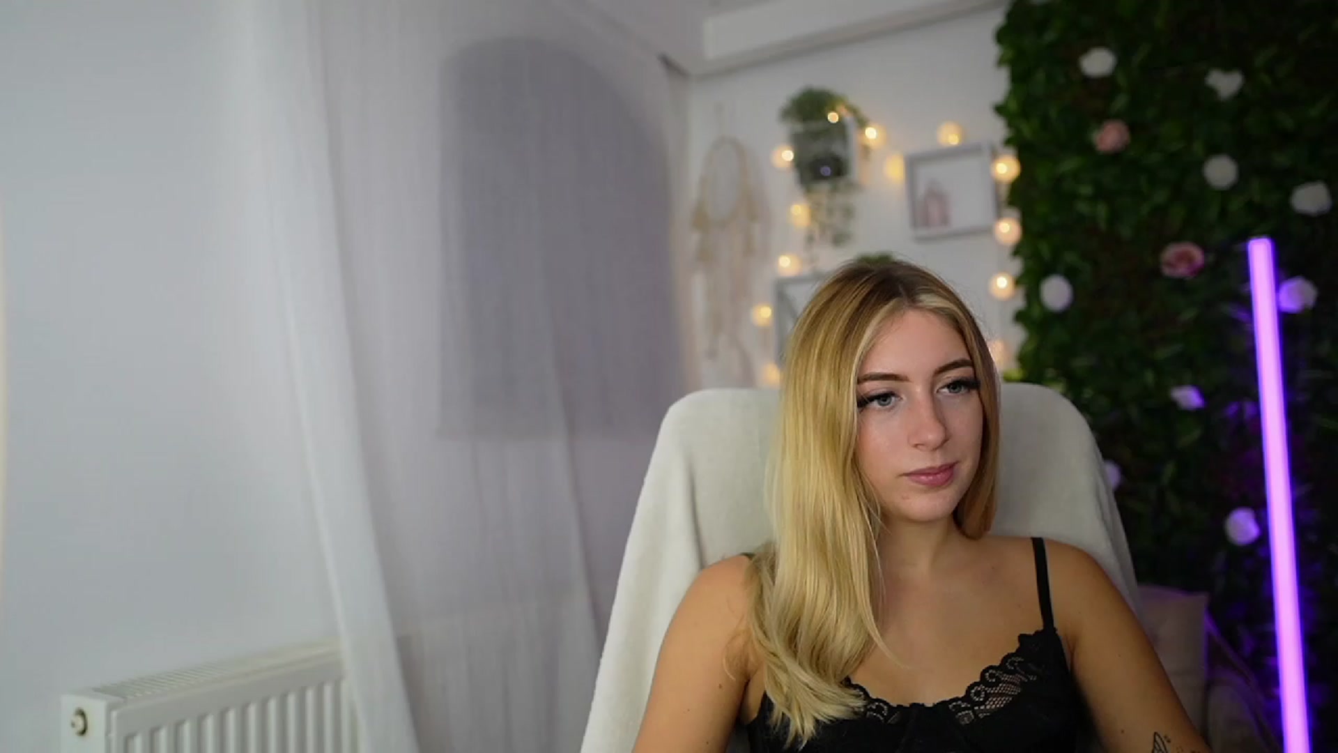 Gallery image thumbnail from Tina_Nappi18's myfreecams stream on, 09/19/2023, 17:49 image 14 of 20