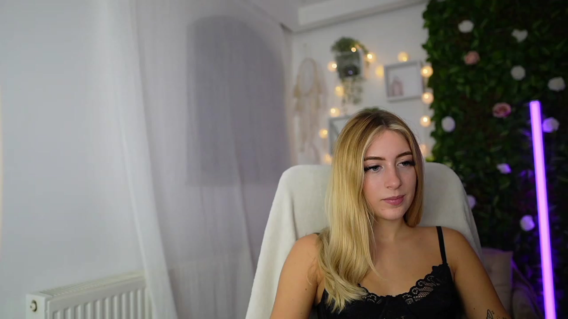 Gallery image thumbnail from Tina_Nappi18's myfreecams stream on, 09/19/2023, 17:49 image 11 of 20