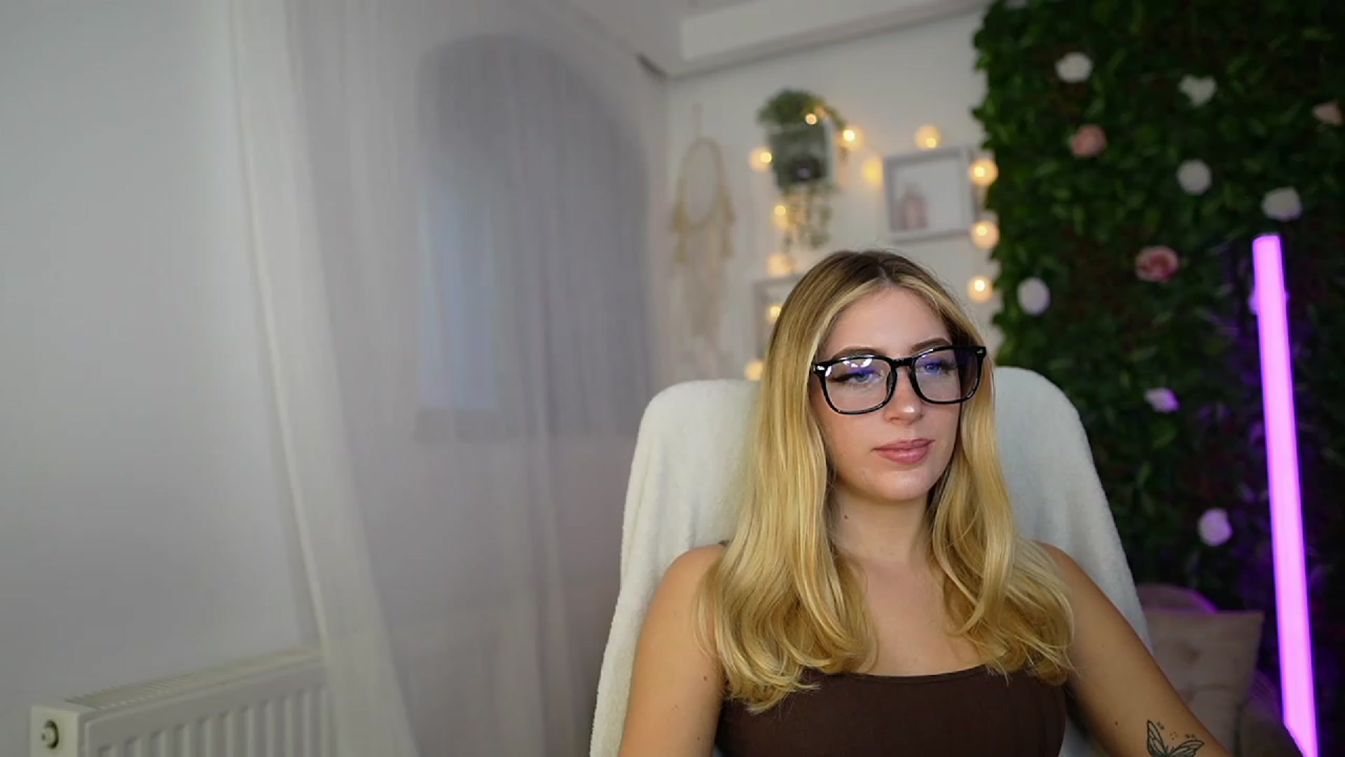 Gallery image thumbnail from Tina_Nappi18's myfreecams stream on, 09/26/2023, 13:55 image 3 of 20