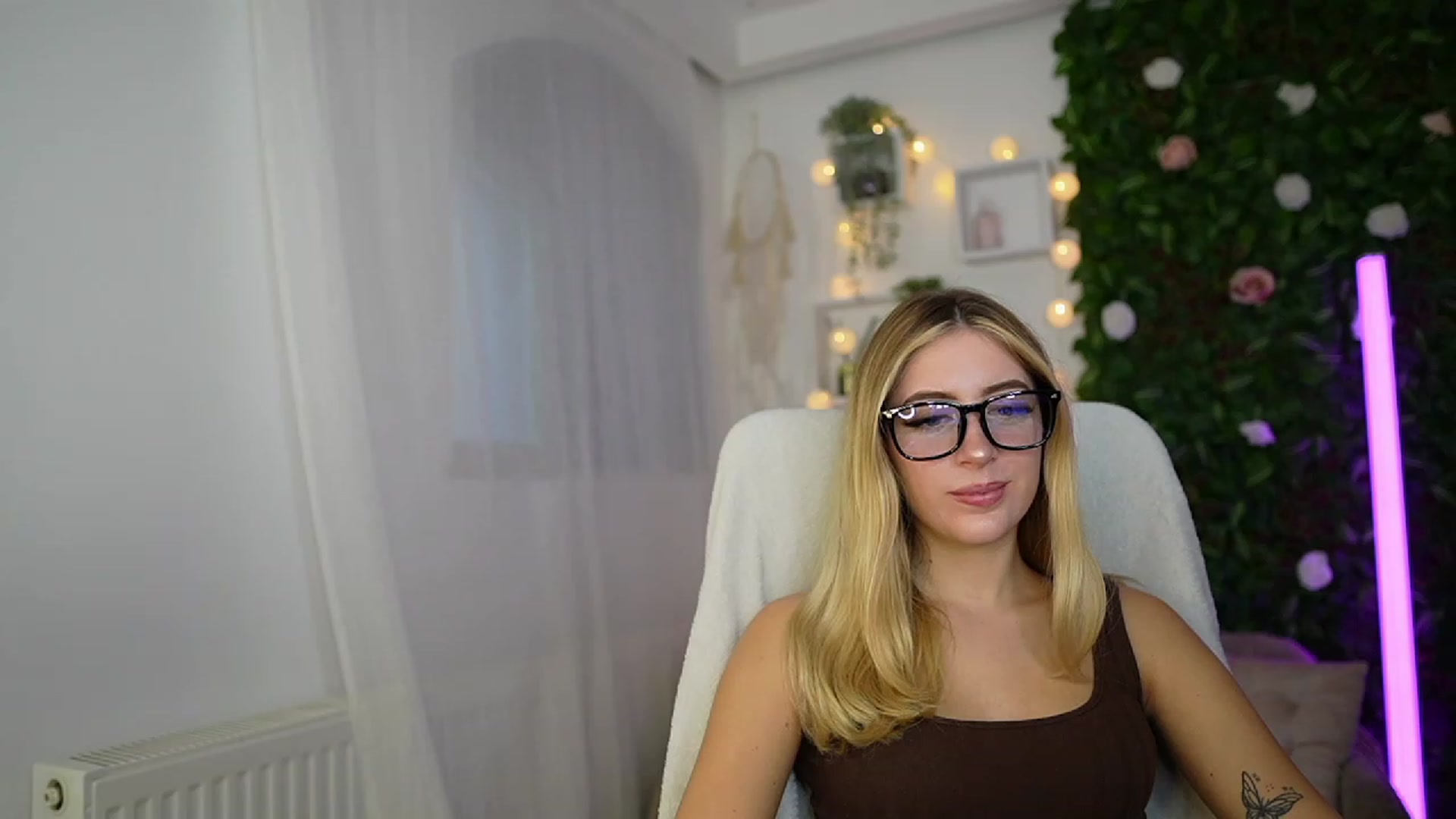 Gallery image thumbnail from Tina_Nappi18's myfreecams stream on, 09/26/2023, 13:55 image 11 of 20