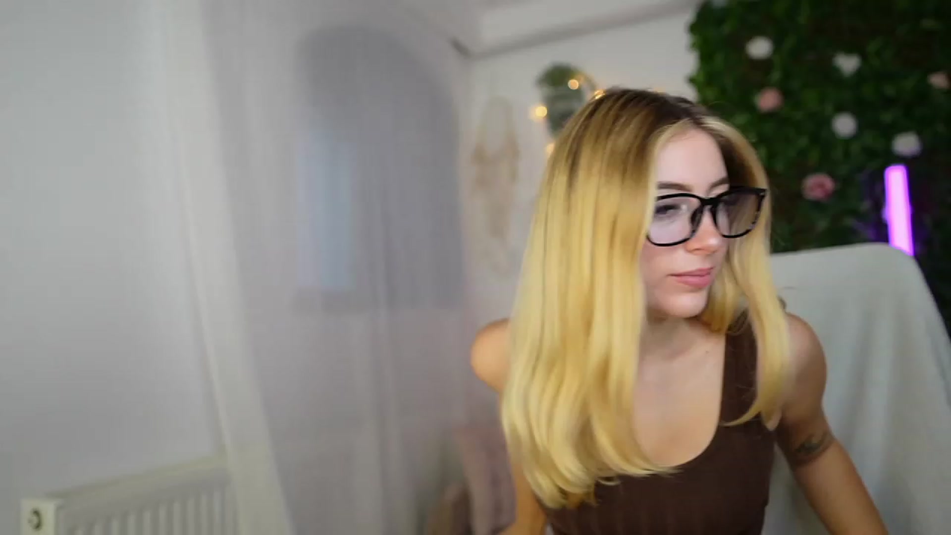 Gallery image thumbnail from Tina_Nappi18's myfreecams stream on, 09/26/2023, 13:55 image 12 of 20