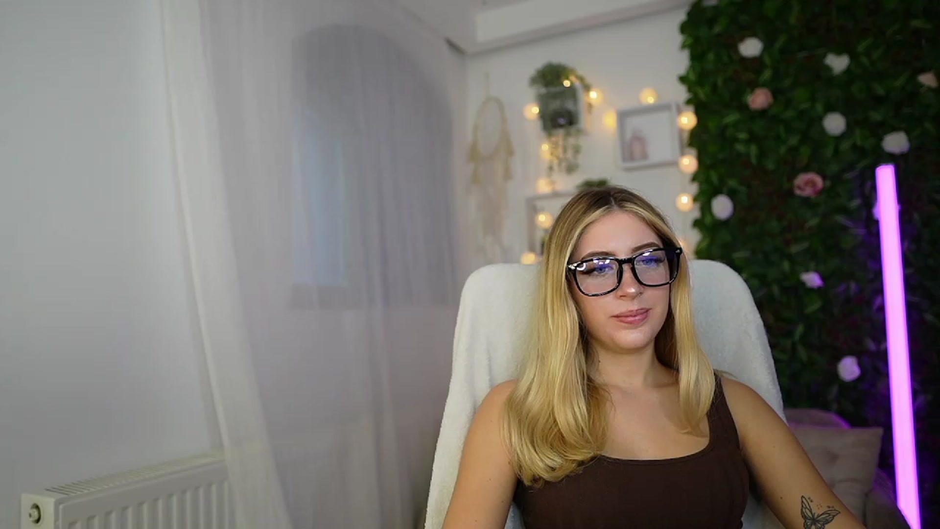 Gallery image thumbnail from Tina_Nappi18's myfreecams stream on, 09/26/2023, 13:55 image 10 of 20