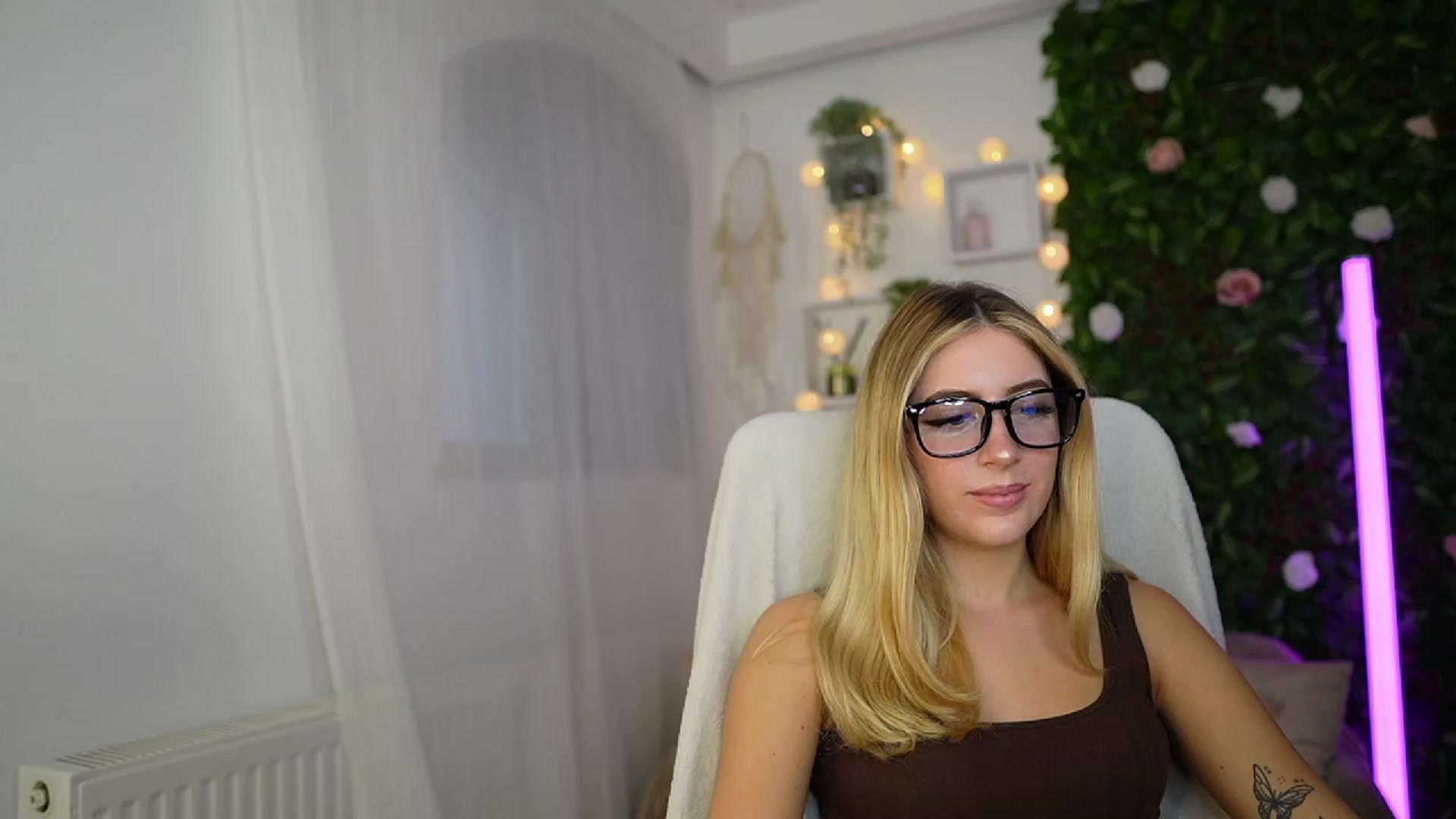 Gallery image thumbnail from Tina_Nappi18's myfreecams stream on, 09/26/2023, 14:45 image 8 of 20