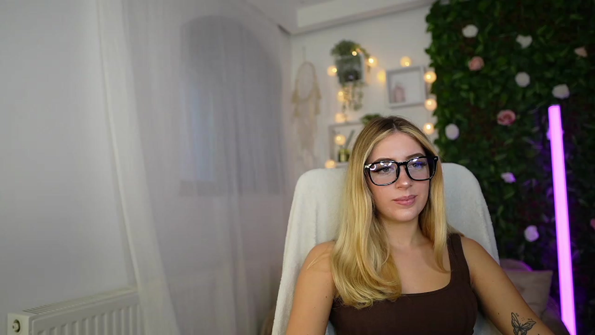 Gallery image thumbnail from Tina_Nappi18's myfreecams stream on, 09/26/2023, 14:45 image 9 of 20