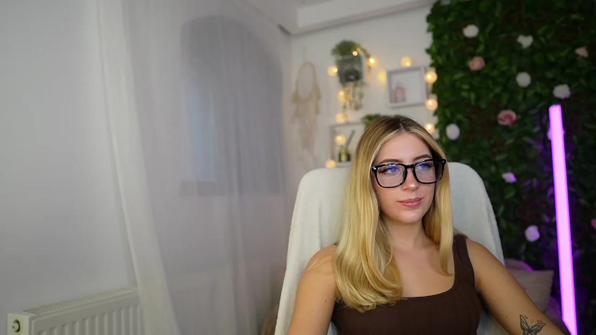 Gallery image thumbnail from Tina_Nappi18's myfreecams stream on, 09/26/2023, 14:45 image 4 of 20