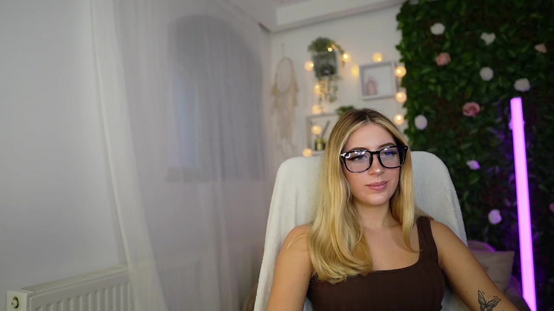 Gallery image thumbnail from Tina_Nappi18's myfreecams stream on, 09/26/2023, 14:45 image 11 of 20