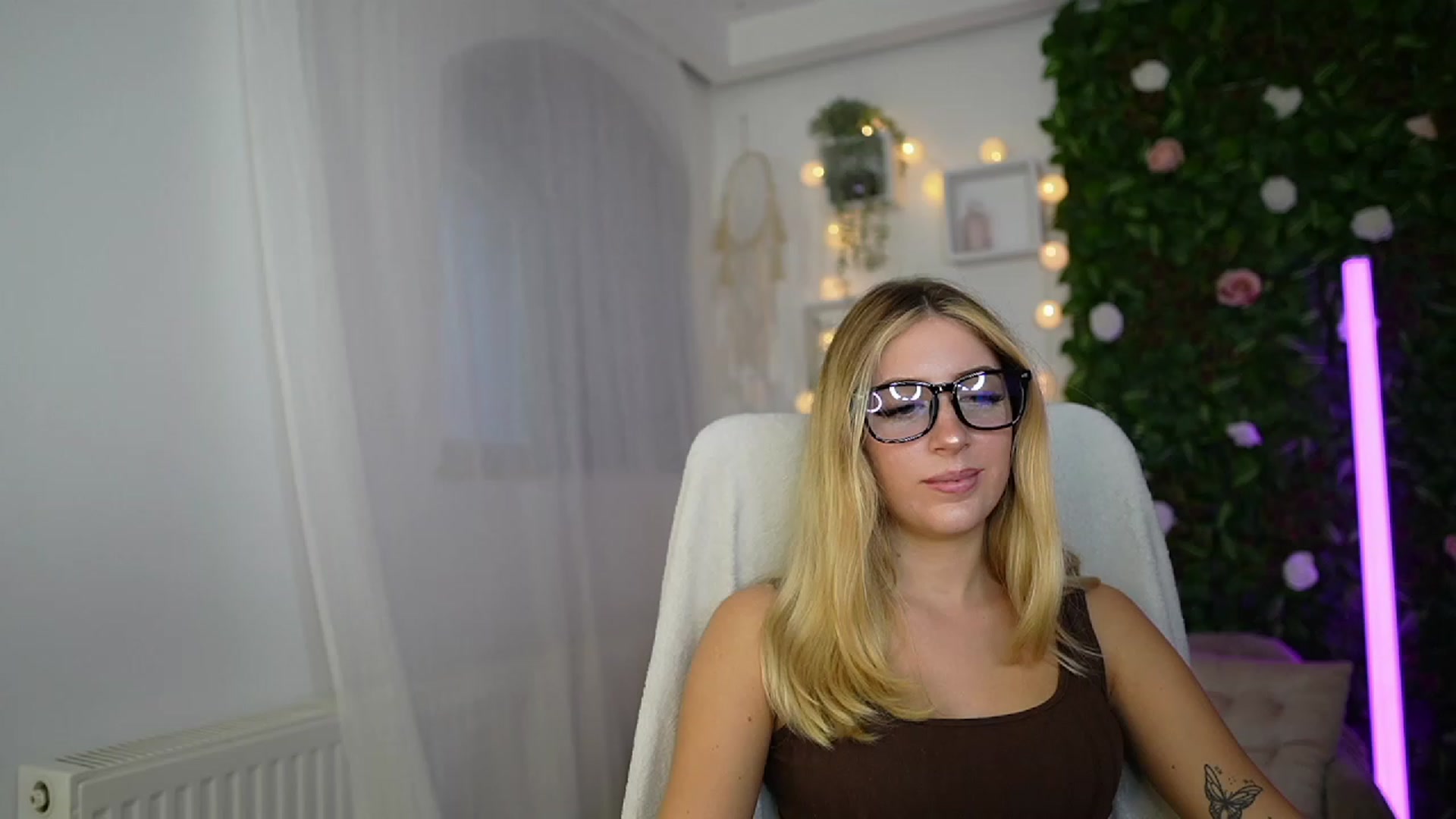 Gallery image thumbnail from Tina_Nappi18's myfreecams stream on, 09/26/2023, 14:45 image 18 of 20