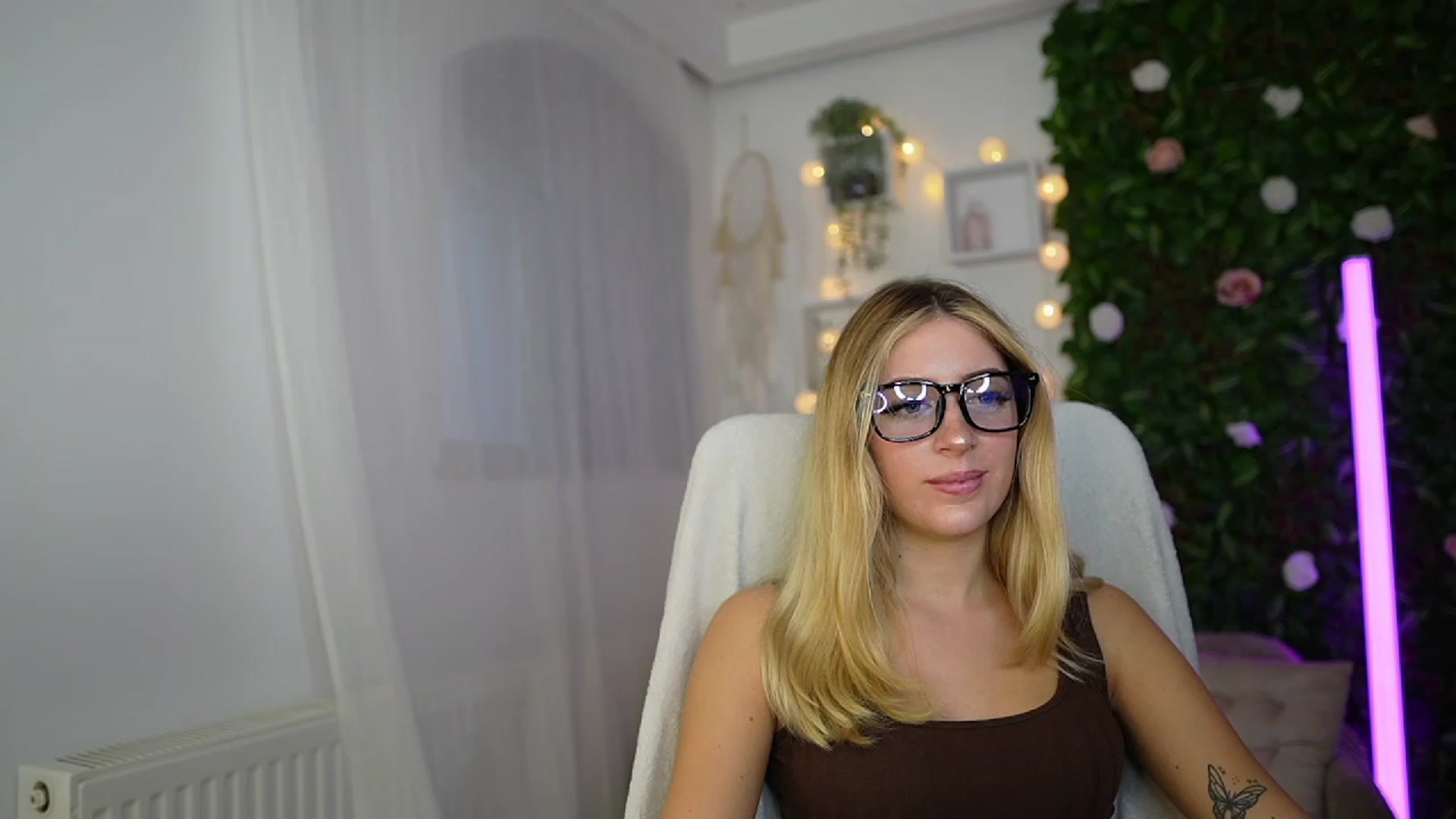 Gallery image thumbnail from Tina_Nappi18's myfreecams stream on, 09/26/2023, 14:45 image 19 of 20