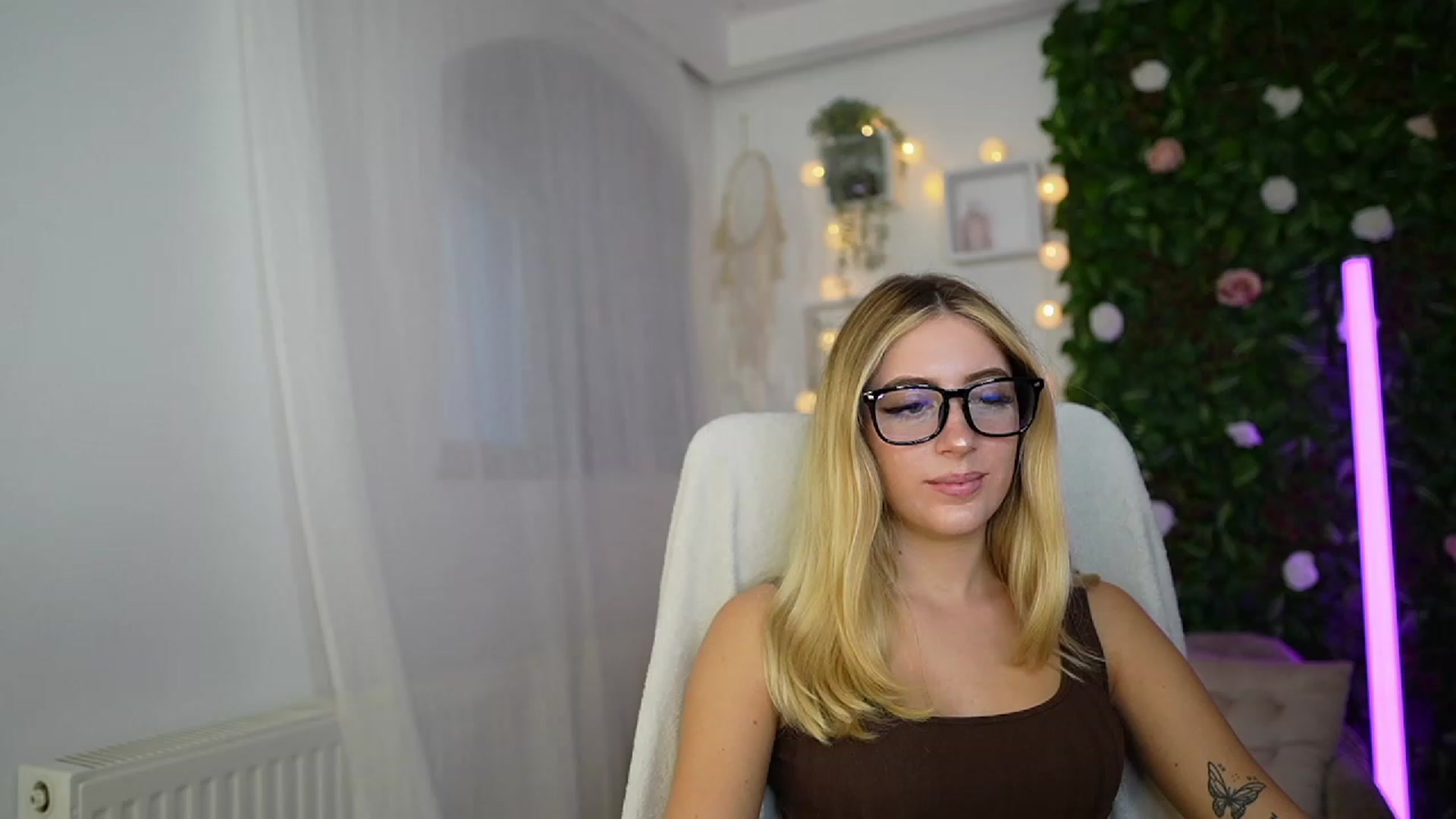 Gallery image thumbnail from Tina_Nappi18's myfreecams stream on, 09/26/2023, 14:45 image 16 of 20