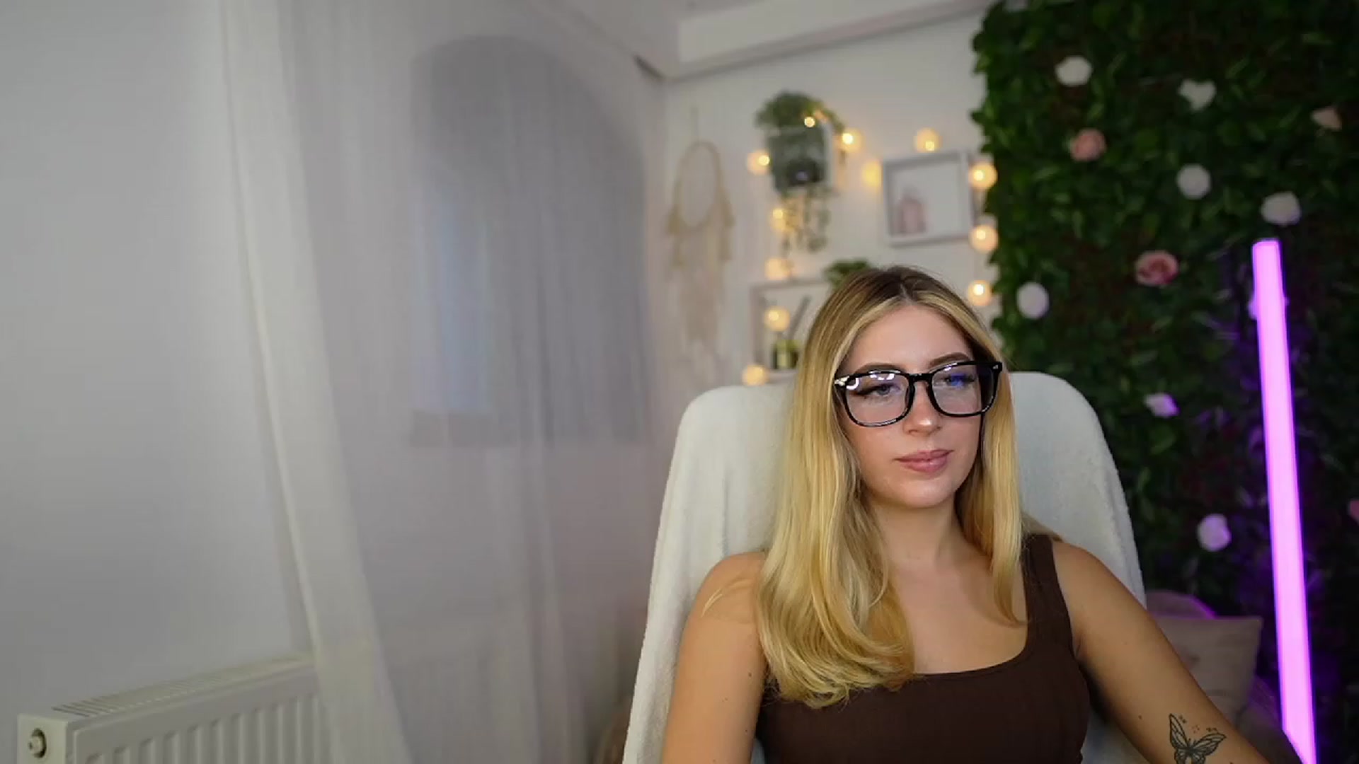 Gallery image thumbnail from Tina_Nappi18's myfreecams stream on, 09/26/2023, 14:45 image 10 of 20