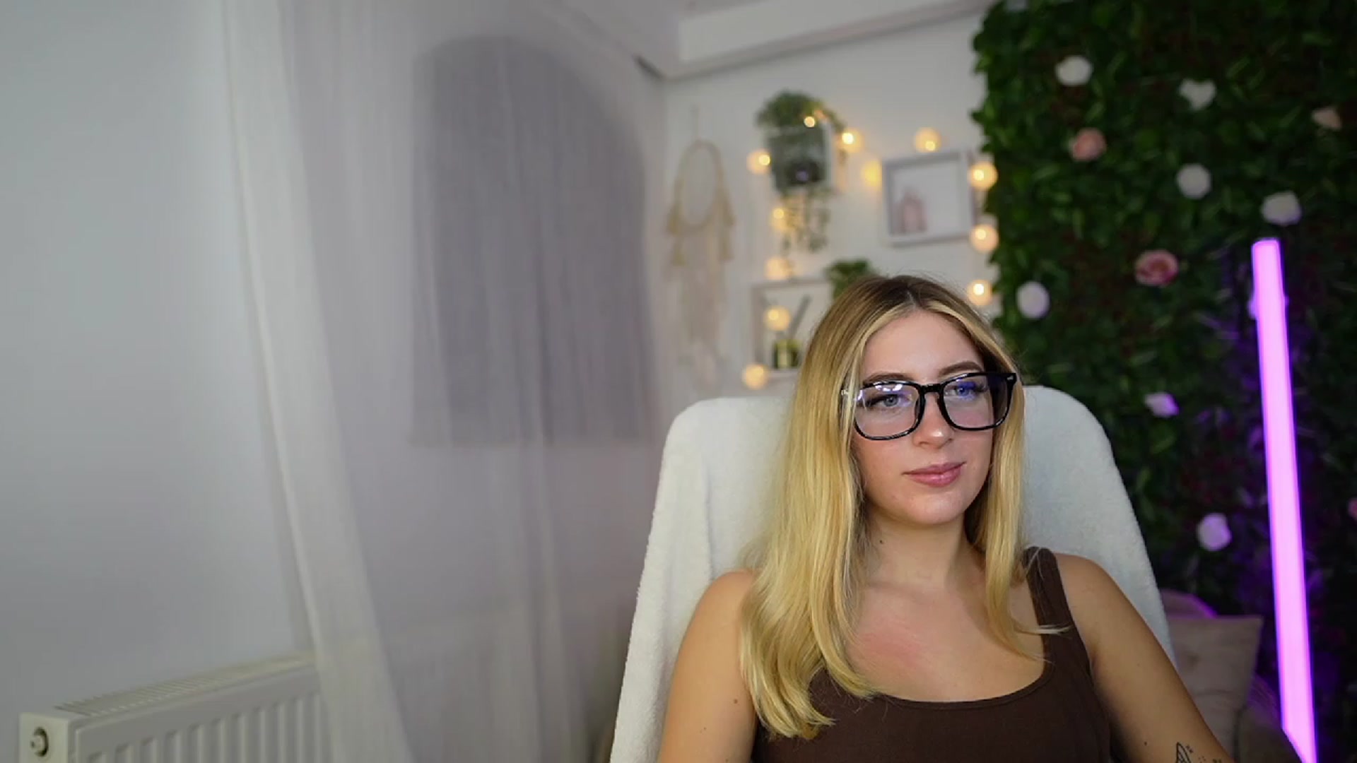 Gallery image thumbnail from Tina_Nappi18's myfreecams stream on, 09/26/2023, 16:59 image 10 of 20