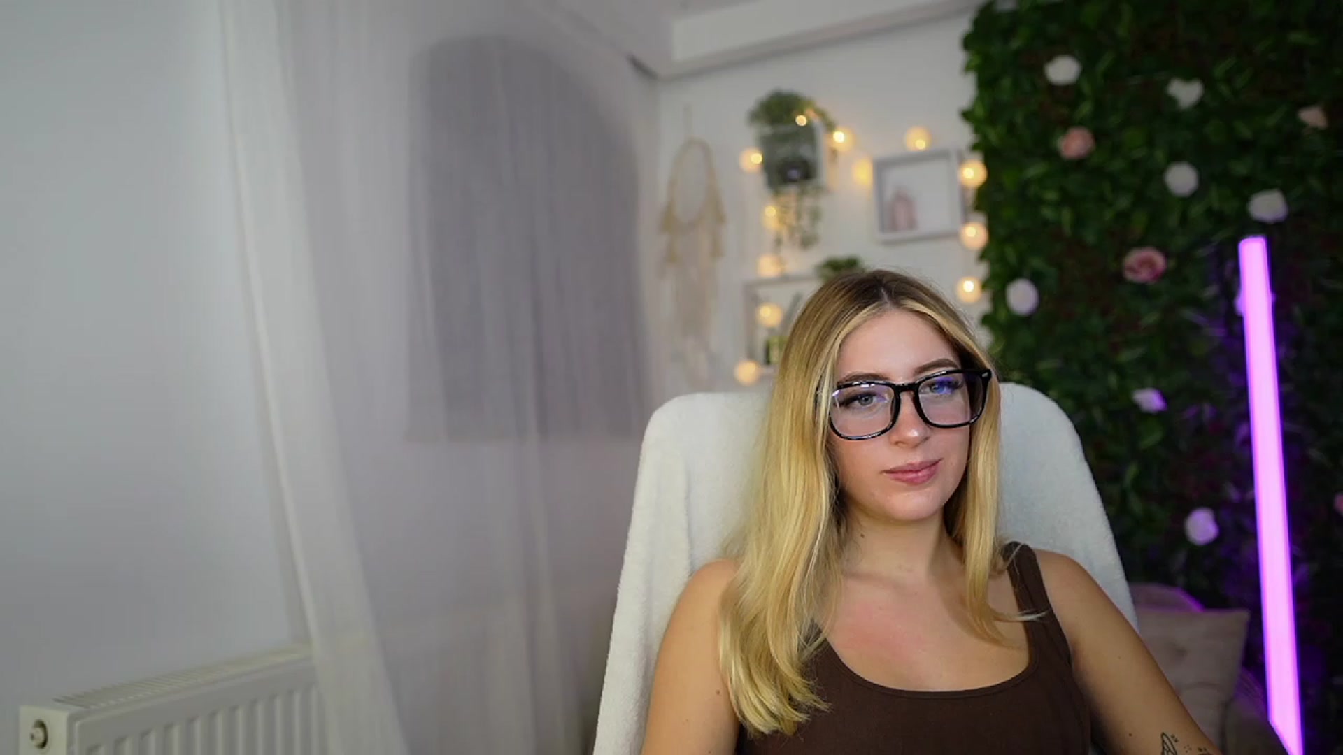 Gallery image thumbnail from Tina_Nappi18's myfreecams stream on, 09/26/2023, 16:59 image 7 of 20
