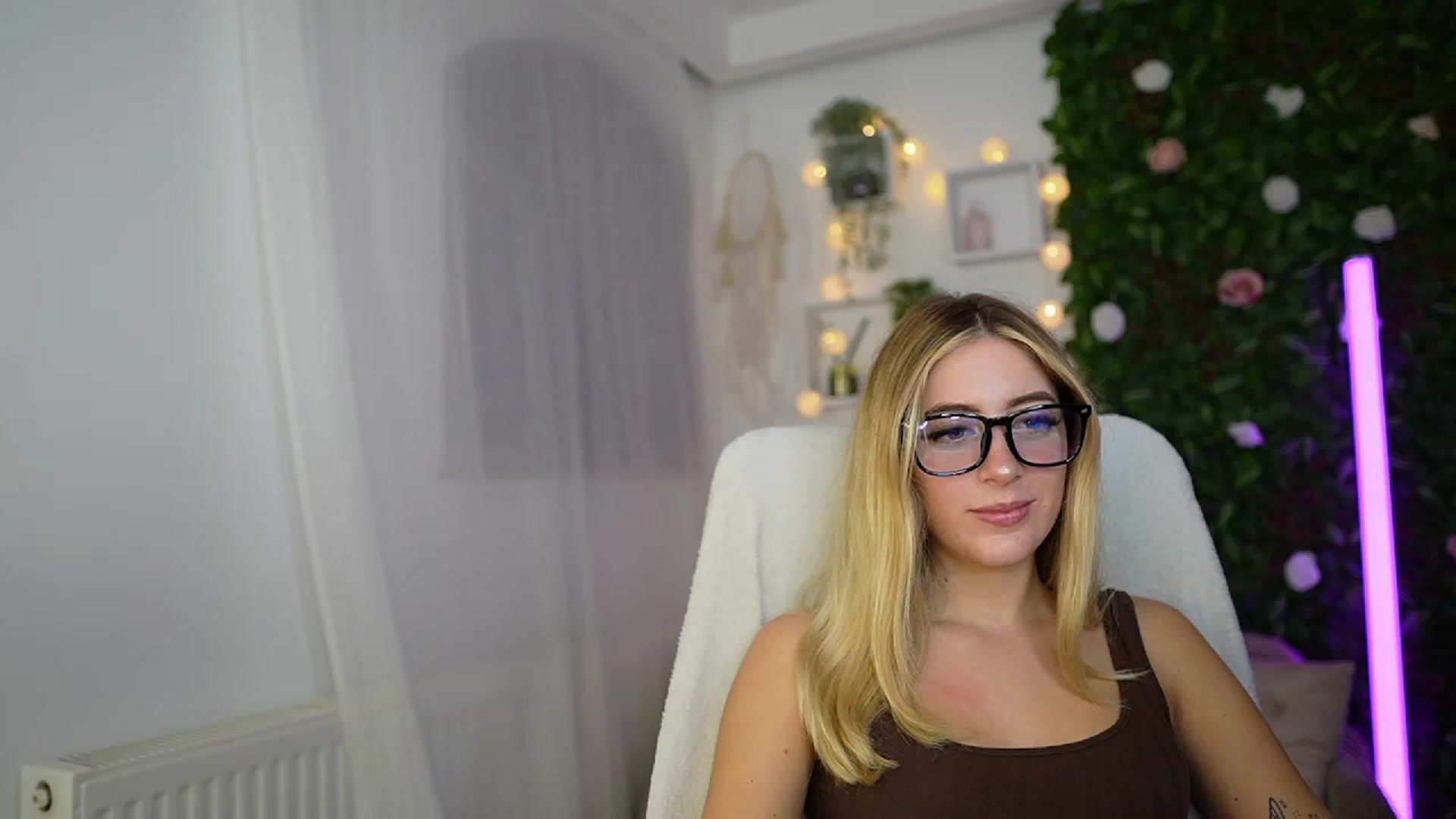 Gallery image thumbnail from Tina_Nappi18's myfreecams stream on, 09/26/2023, 16:59 image 12 of 20