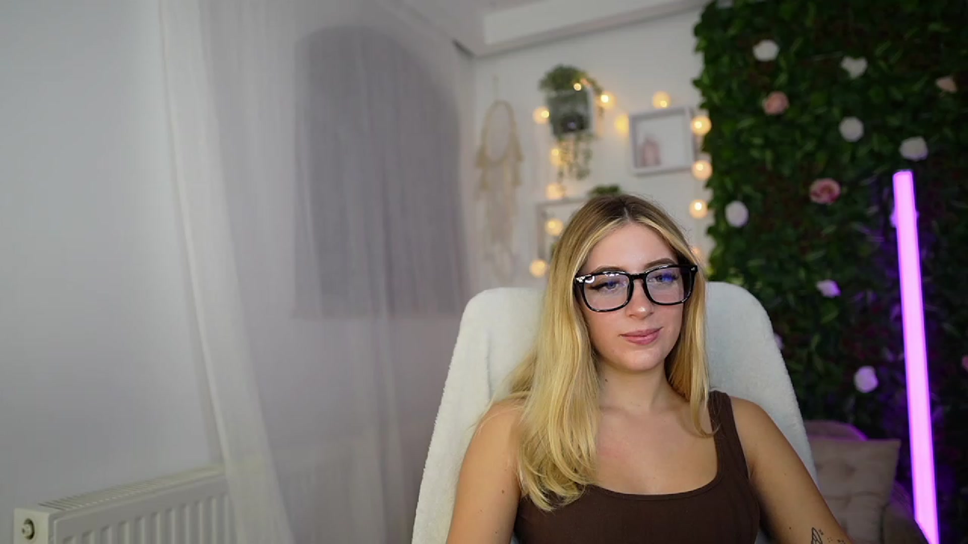 Gallery image thumbnail from Tina_Nappi18's myfreecams stream on, 09/26/2023, 16:59 image 17 of 20