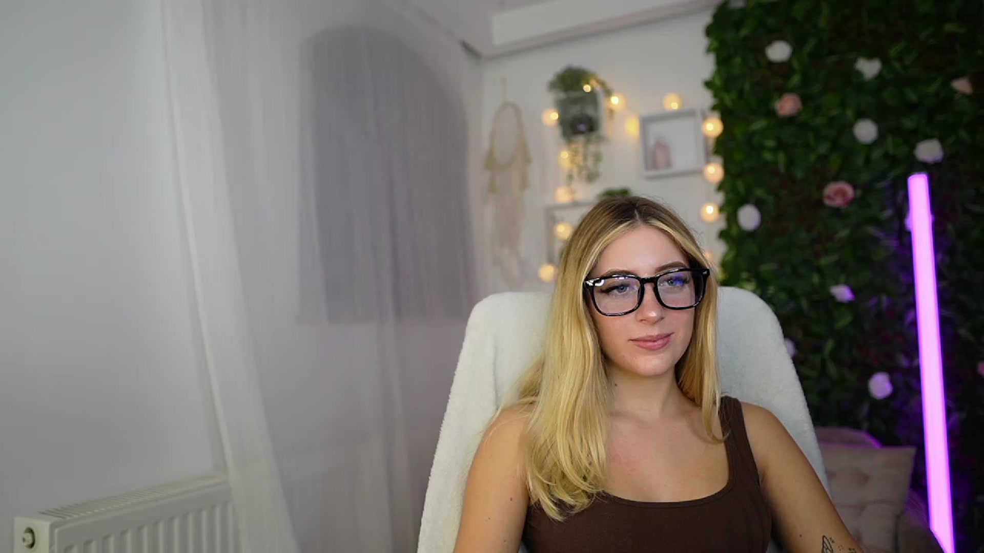 Gallery image thumbnail from Tina_Nappi18's myfreecams stream on, 09/26/2023, 16:59 image 16 of 20