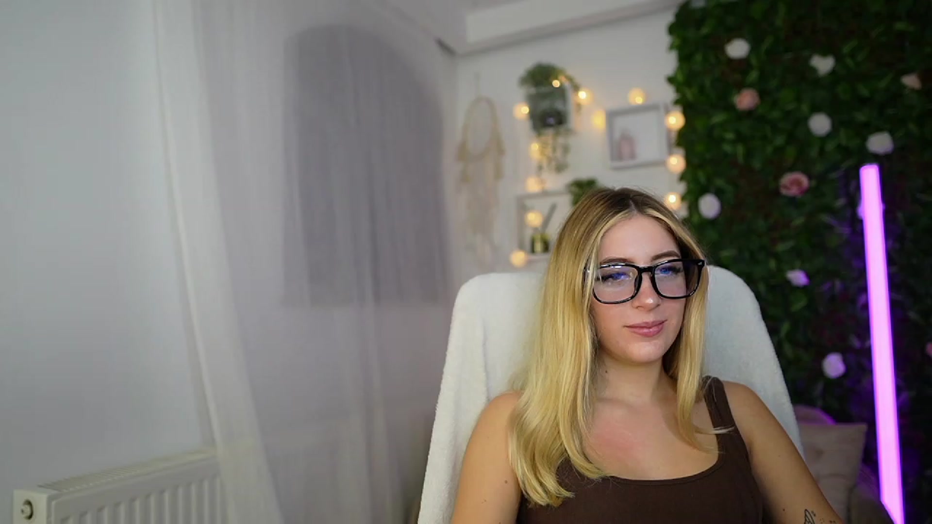 Gallery image thumbnail from Tina_Nappi18's myfreecams stream on, 09/26/2023, 16:59 image 9 of 20