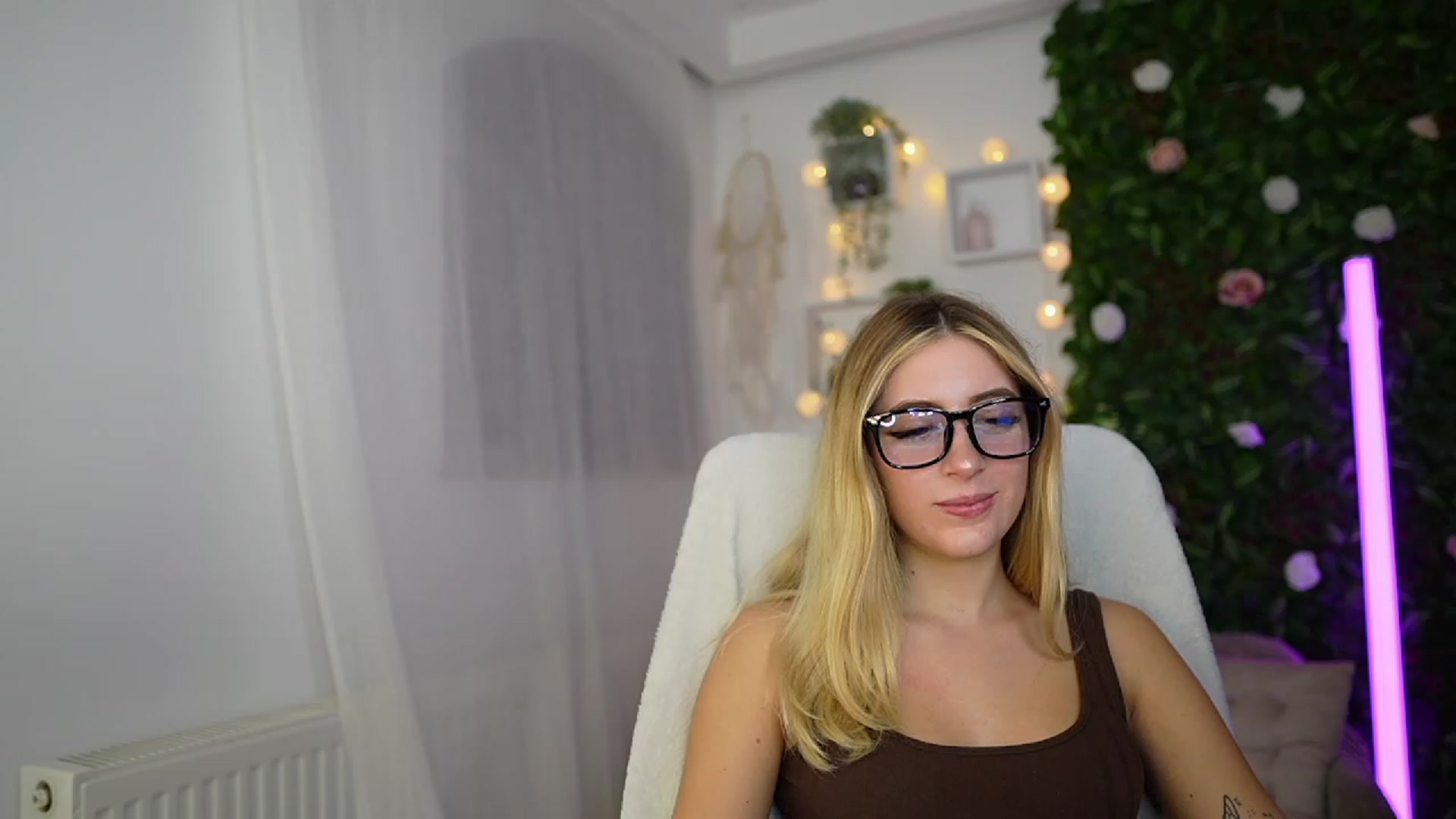 Gallery image thumbnail from Tina_Nappi18's myfreecams stream on, 09/26/2023, 16:59 image 18 of 20