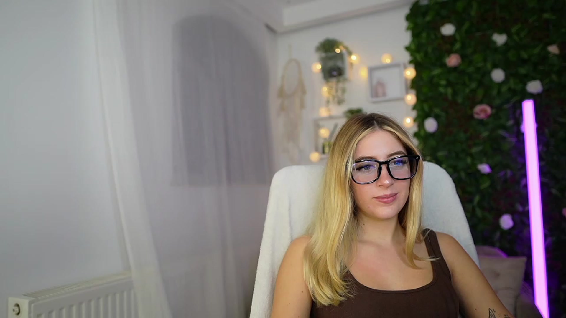 Gallery image thumbnail from Tina_Nappi18's myfreecams stream on, 09/26/2023, 16:59 image 6 of 20