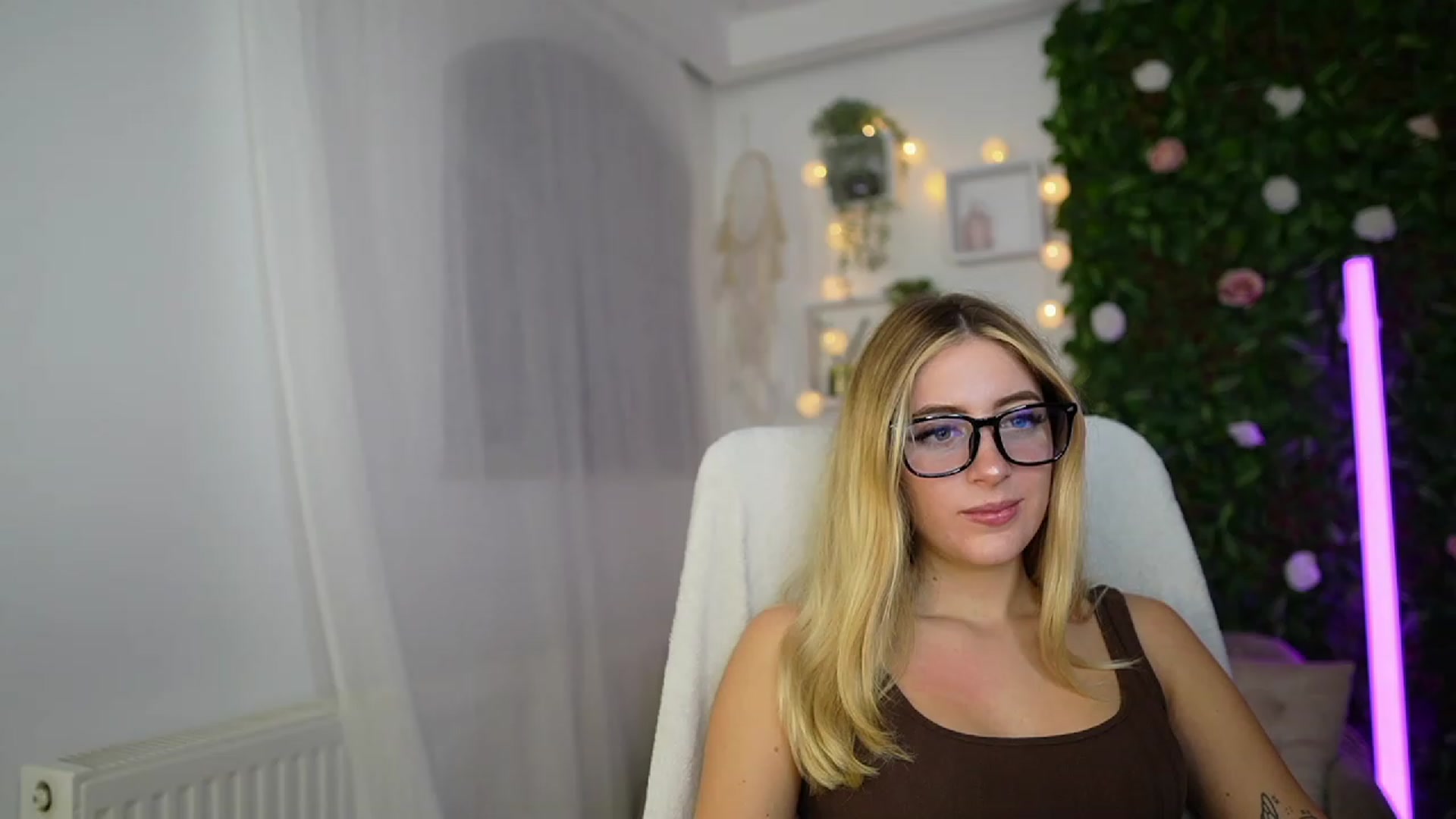 Gallery image thumbnail from Tina_Nappi18's myfreecams stream on, 09/26/2023, 16:59 image 8 of 20