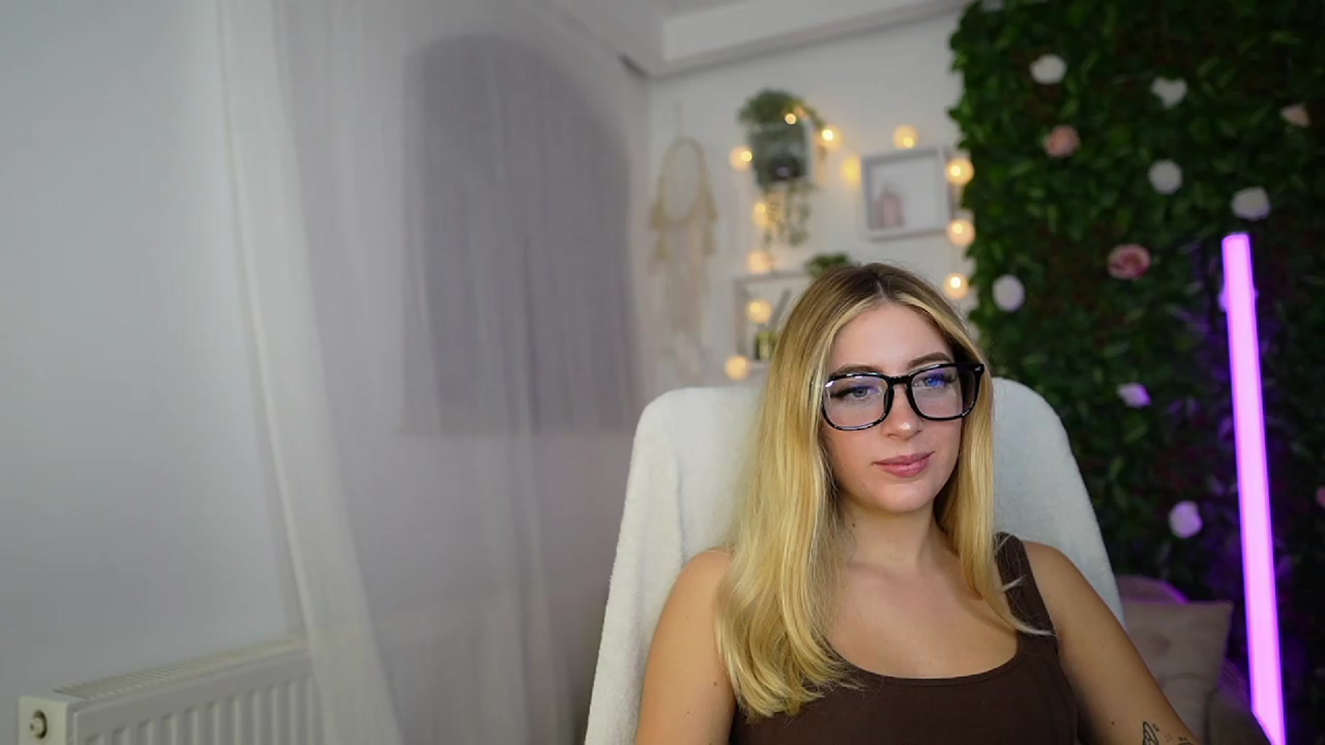 Gallery image thumbnail from Tina_Nappi18's myfreecams stream on, 09/26/2023, 16:59 image 4 of 20